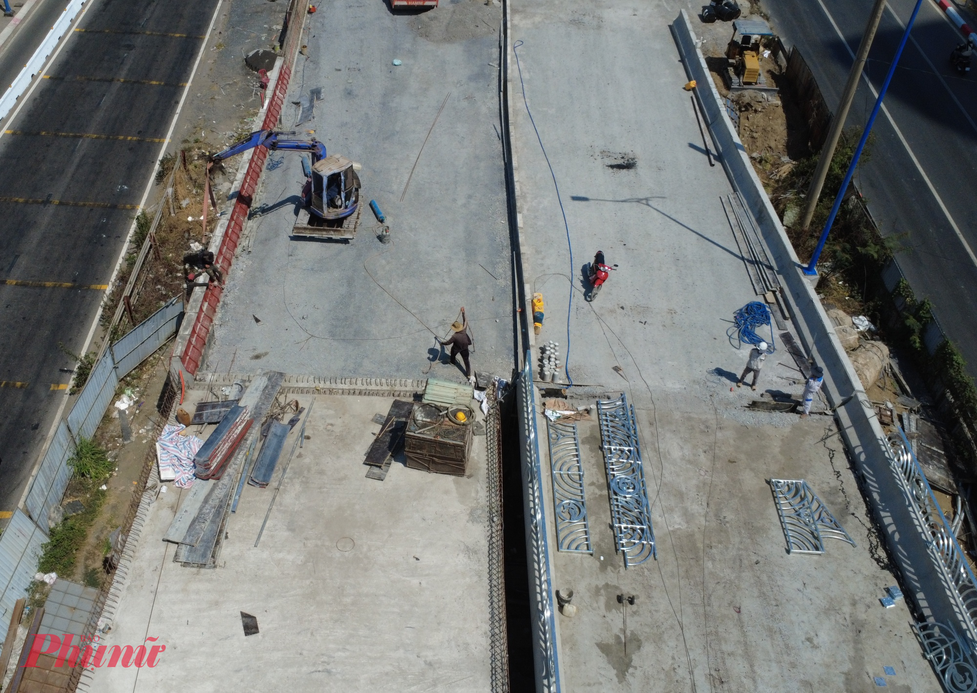 Song song hoàn thiện cầu vượt N3 để sẵn sàng thông xe ngày 30/4, nhà thầu cũng đẩy nhanh tiến độ thi công cầu vượt N4 để thông xe vào ngày 30/6.