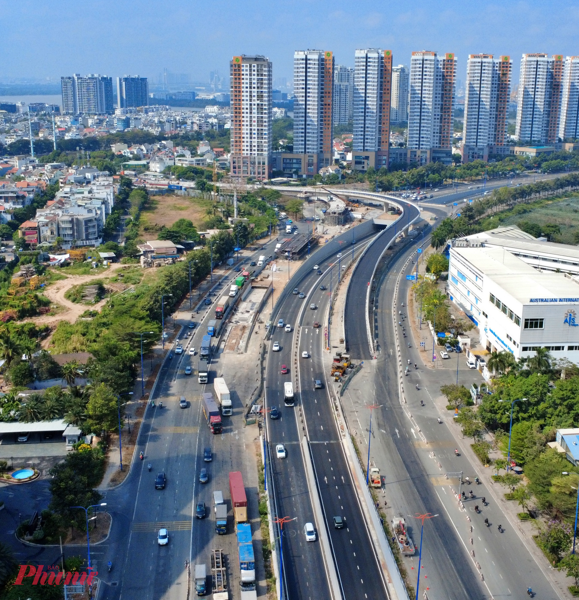 Cầu vượt N3 thuộc dự án nút giao An Phú tại phường Bình Trưng, TPHCM đang được đơn vị thi công gấp rút hoàn thiện những công đoạn cuối cùng, sẵn sàng cho việc thông xe.