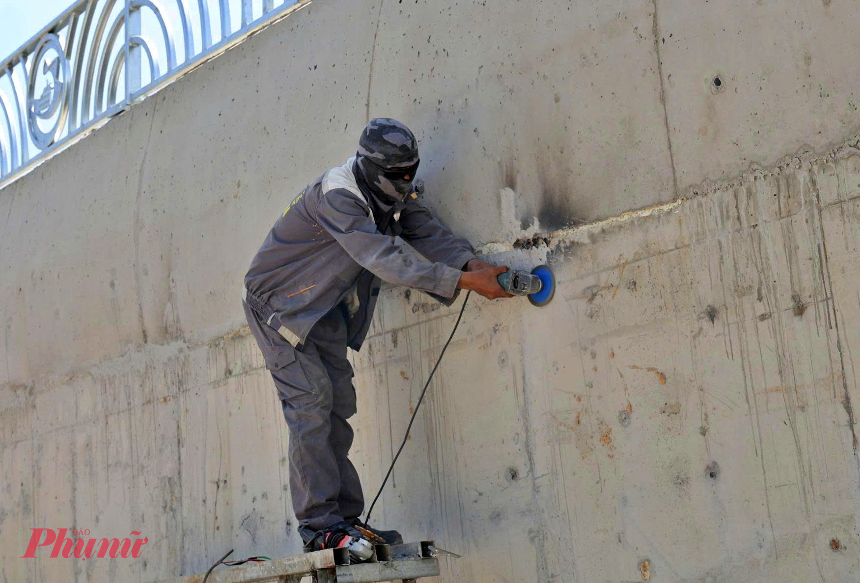 Công nhân kiểm tra phần bê tông cầu.