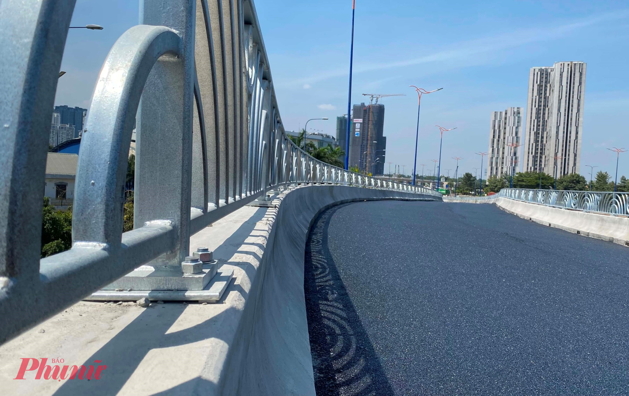 Hiện phần lan can cầu cơ bản đã hoàn thành lắp đặt.