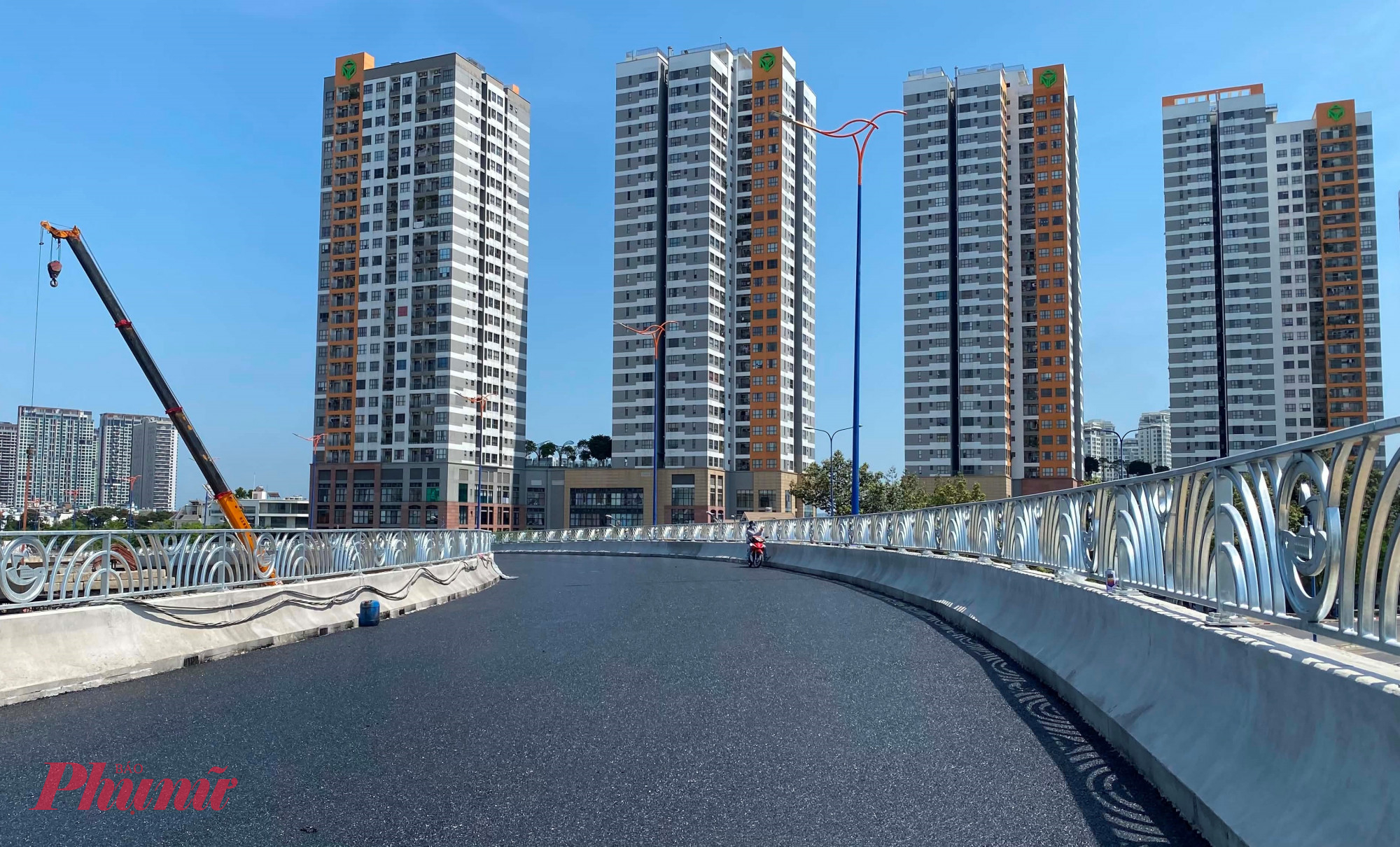 Hiện nay, phần mặt cầu đã hoàn thành trải nhựa đường.