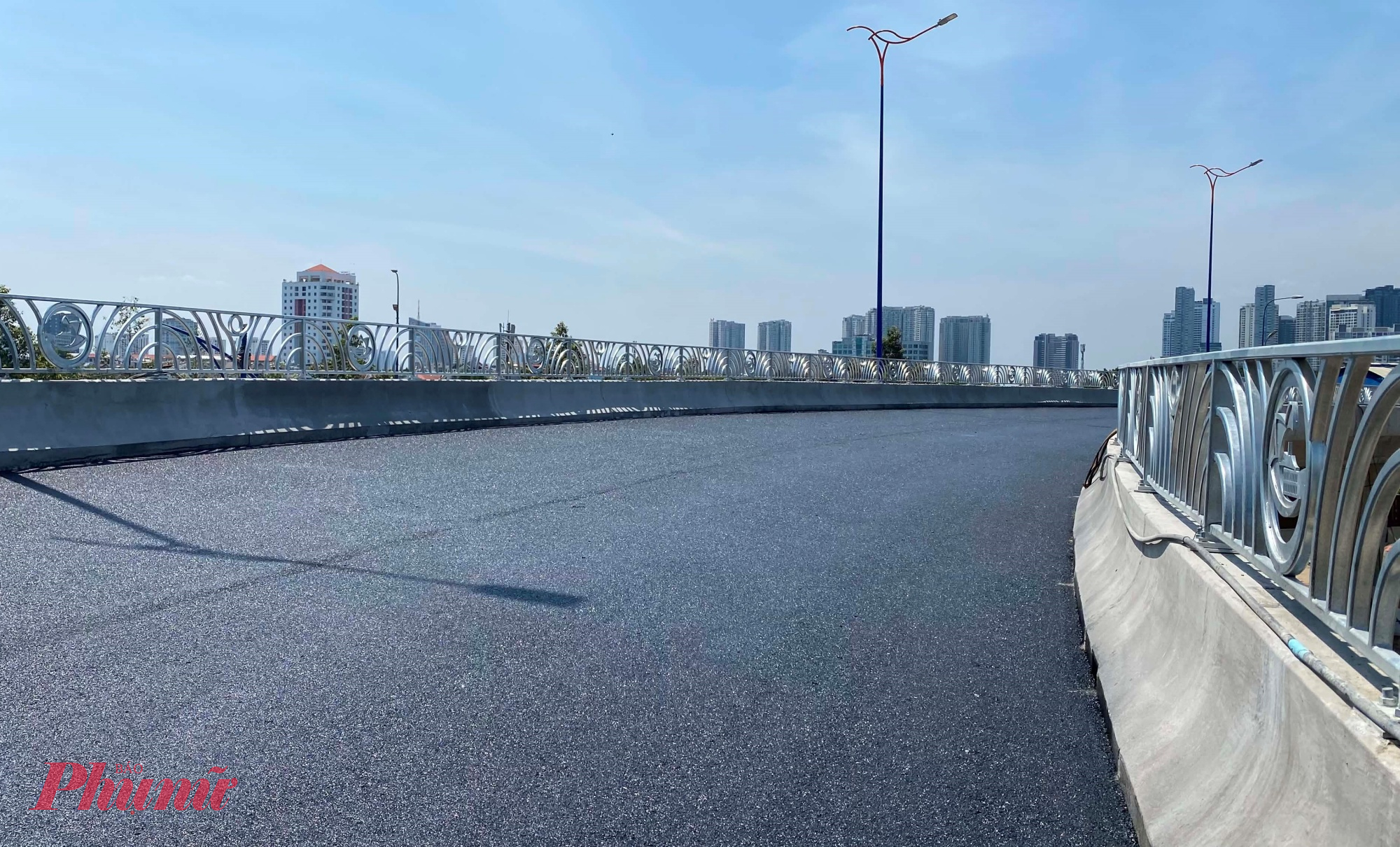 Cầu có chiều rộng khoảng 9m, mặt đường được chia thành 2 làn một chiều 