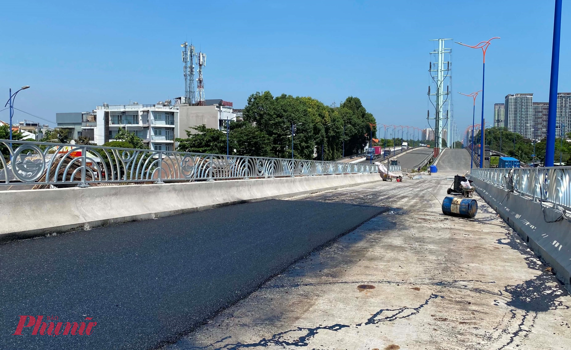 Thi công trải nhựa mặt đường đoạn cuối cùng tiếp giáp với cầu Đồng Văn Cống