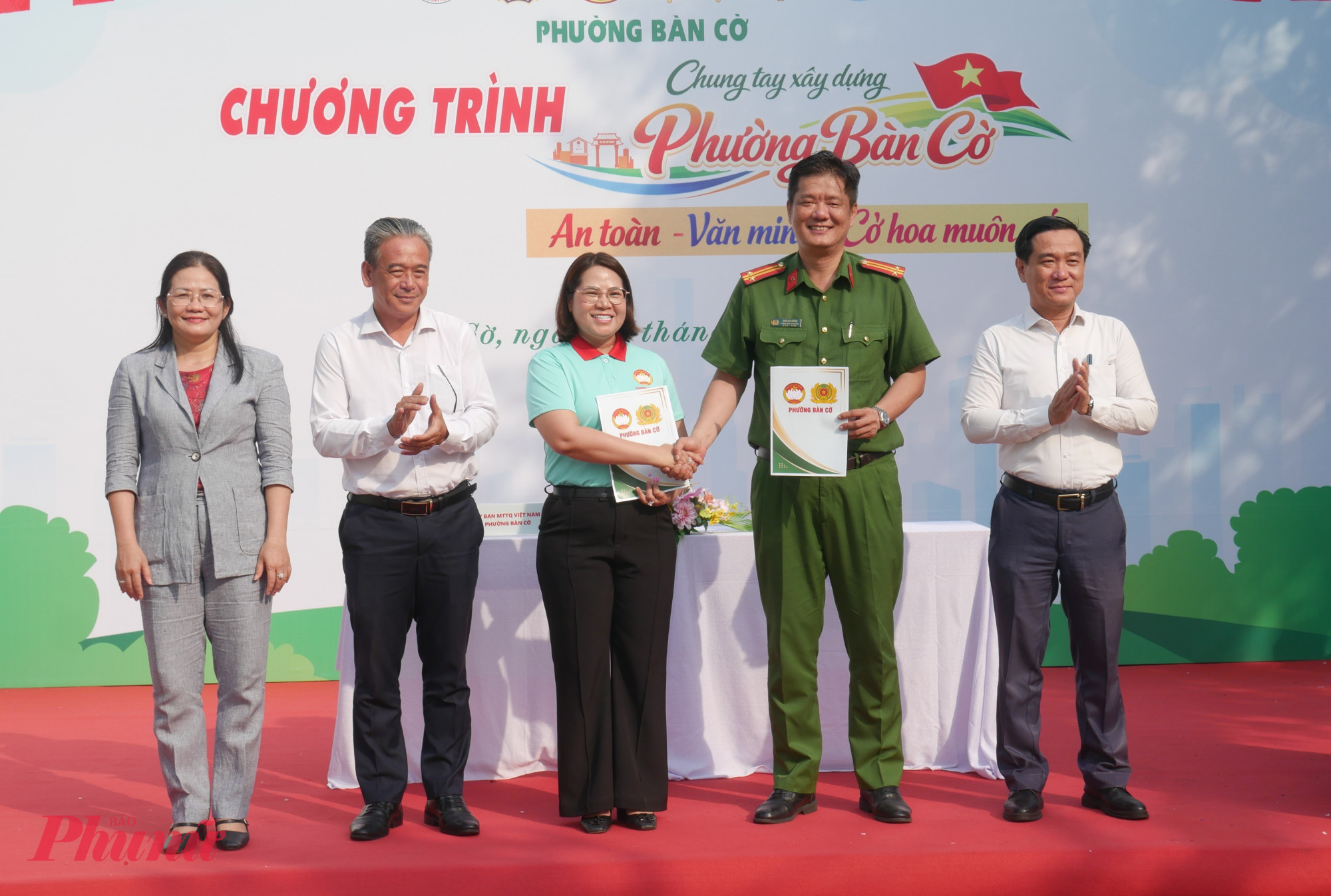 Công an và Ủy ban MTTQ Việt Nam phường Bàn Cờ ký kết liên tịch kế hoạch hoạt động “Đẩy mạnh phong trào toàn dân bảo vệ an ninh Tổ quốc trong tình hình mới” năm 2026 - Ảnh: Trang Nguyễn