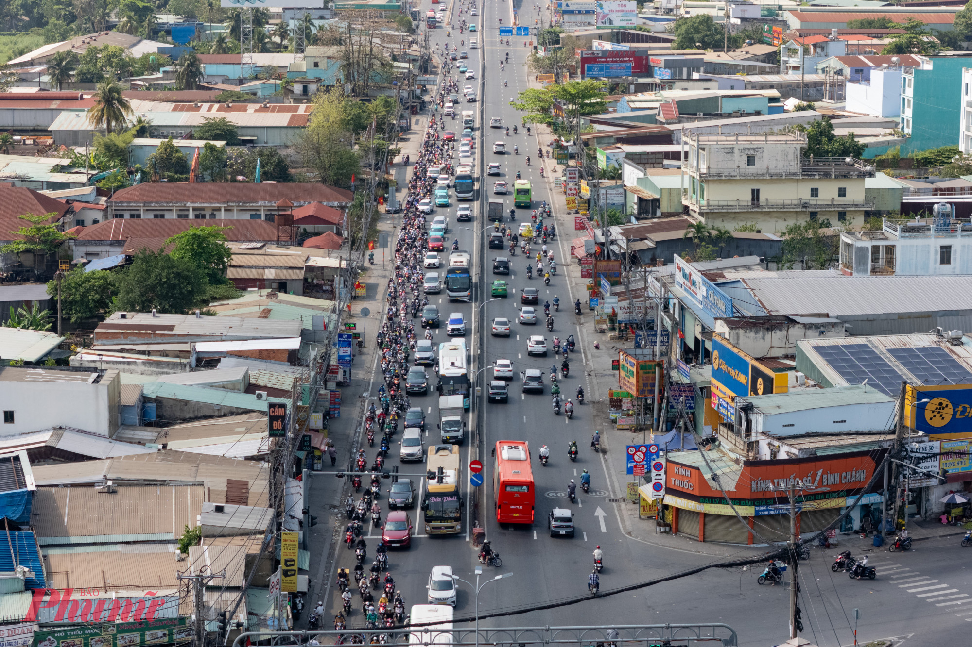 Tại giao lộ Nguyễn Hữu Trí - Lê Khả Phiêu (xã Tân Nhựt, TPHCM), nhiều người lỉnh kỉnh hành lý di chuyển bằng xe máy đến các tỉnh miền Tây liên tục tăng.