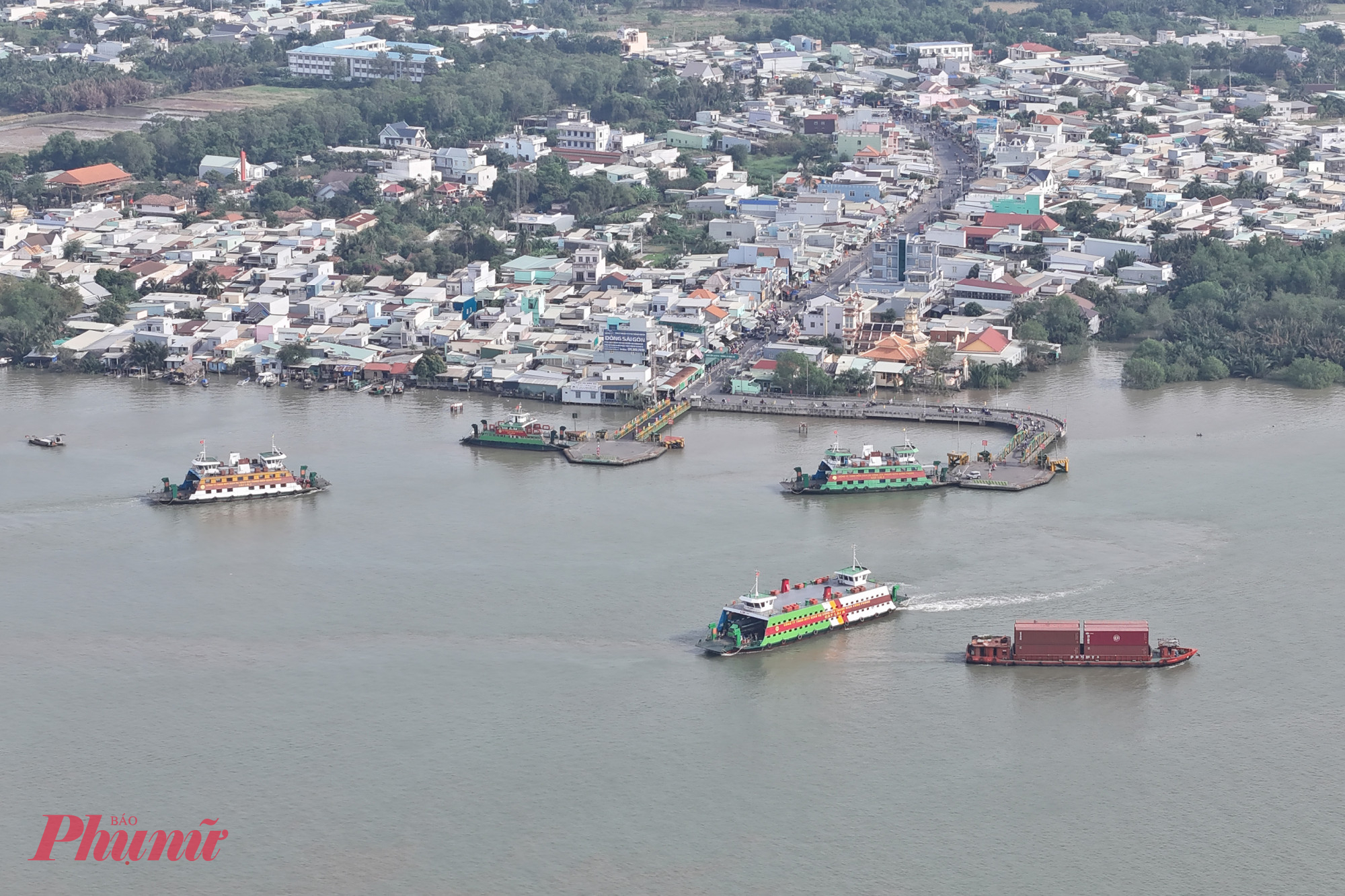 Phía khu vực cầu tàu, các chuyến phá hoạt động hết công suất đưa các phương tiện sang sông.
