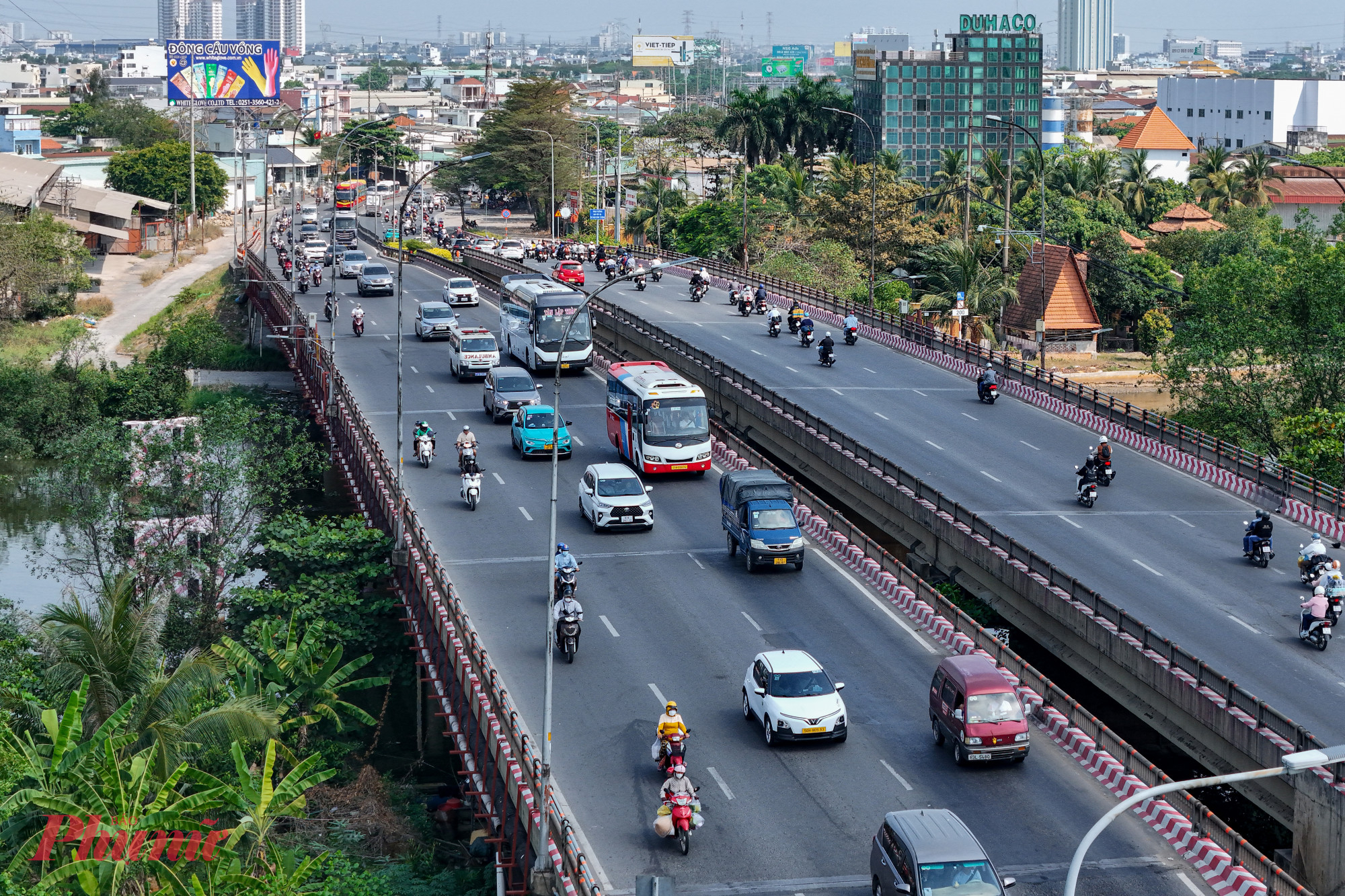 Dù số lượng xe máy quay lại thành phố rất đông, cửa ngõ phía Tây TPHCM trên tuyến đường Lê Khả Phiêu vẫn lưu thông ổn định. 