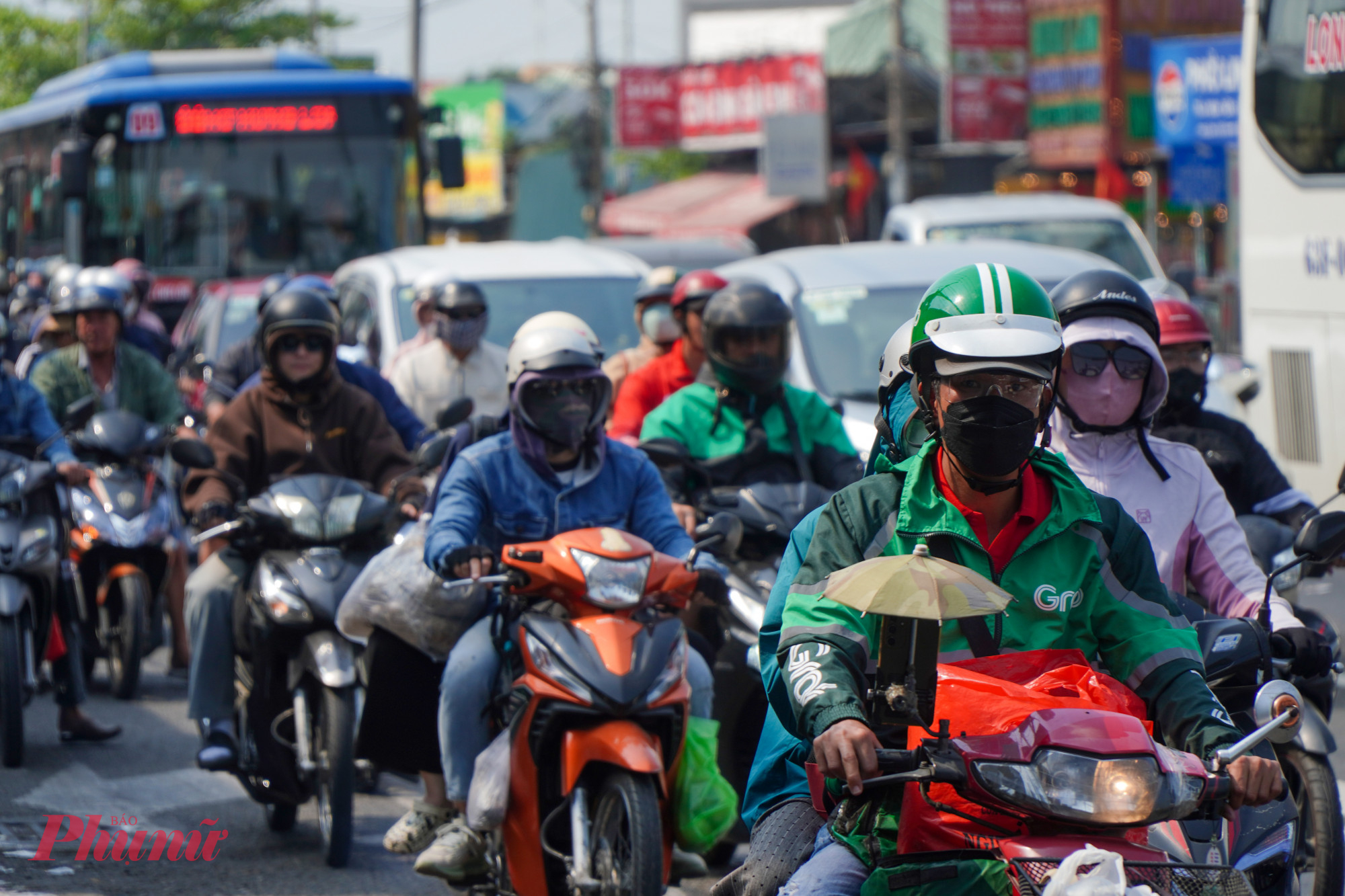 Hàng nghìn người dân tranh thủ rời thành phố về quê, du lịch hoặc thăm thân nhân trong kỳ nghỉ lễ, khiến áp lực giao thông dồn về tuyến cửa ngõ phía Tây ngày càng tăng cao trong khung giờ từ 16h40 trở đi.