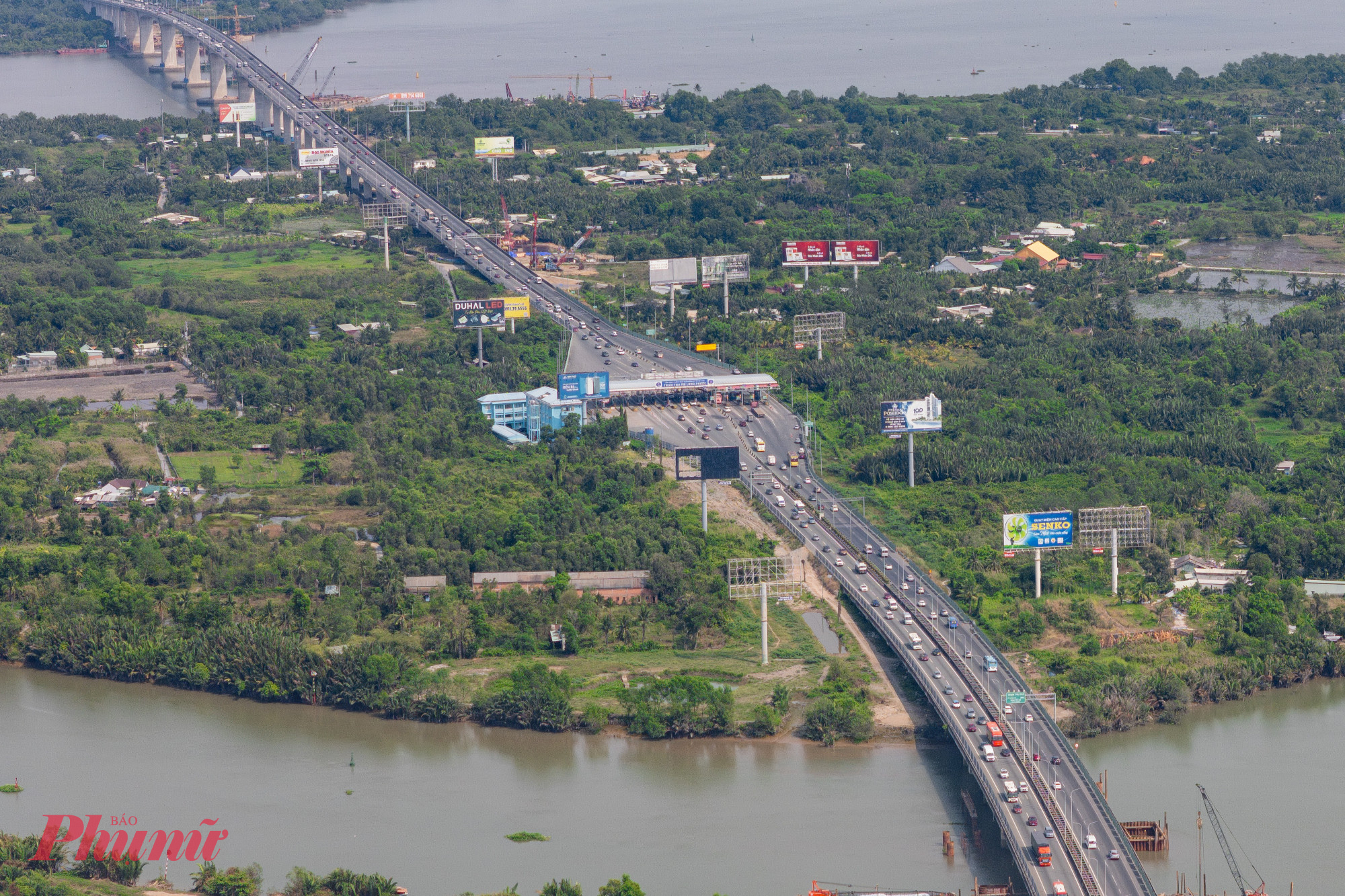 Đáng chú ý, khu vực ngay trạm thu phí Long Phước (trên địa phận TPHCM) có mật độ phương tiện di chuyển rất lớn. Tuy nhiên, tại lối ra ngay nút giao An Phú không còn ùn ứ như mọi năm.
