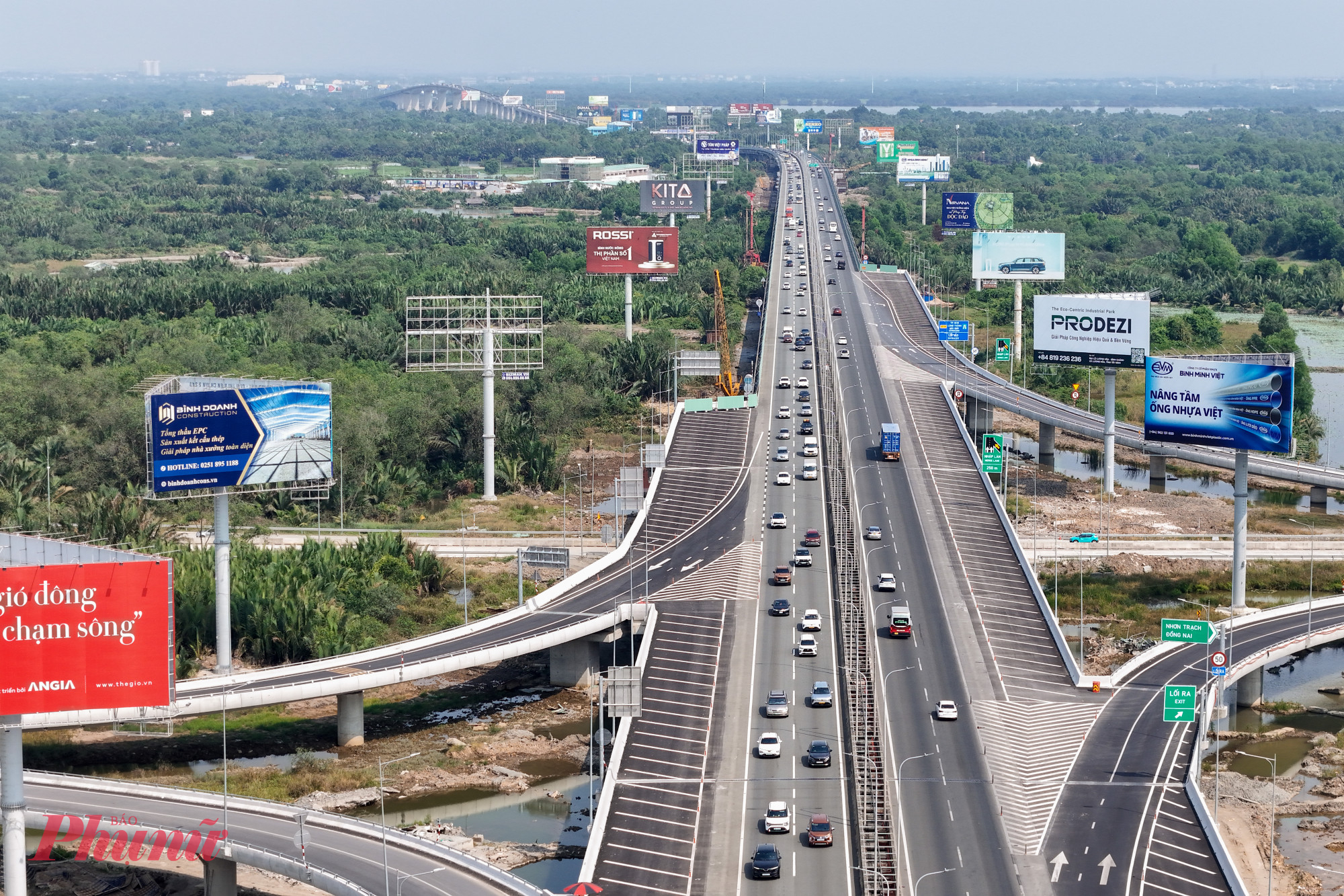 Từ đầu giờ chiều, trên khu vực đường Cao tốc TPHCM - Long Thành - Dầu Giây nhiều phương tiện nối đuôi nhau di chuyển chậm hướng từ trung tâm thành phố về các tỉnh thành khác.