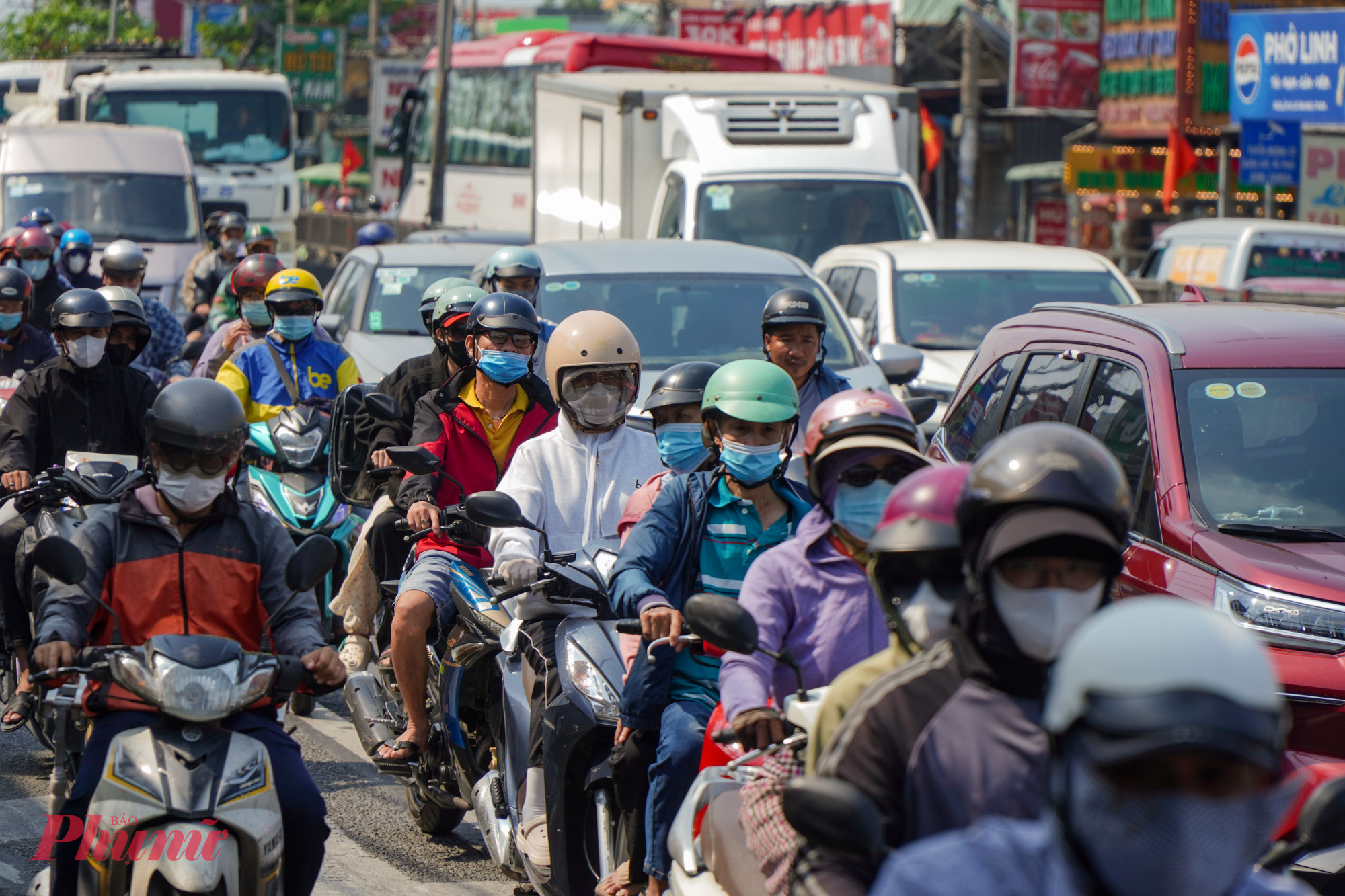  Chiều 25/4 ngày đầu kỳ nghỉ lễ Giỗ Tổ Hùng Vương, hai khu vực cửa ngõ TPHCM ghi nhận lượng xe cộ tăng đột biến, tuy nhiên không xảy ra tình trạng ùn ứ