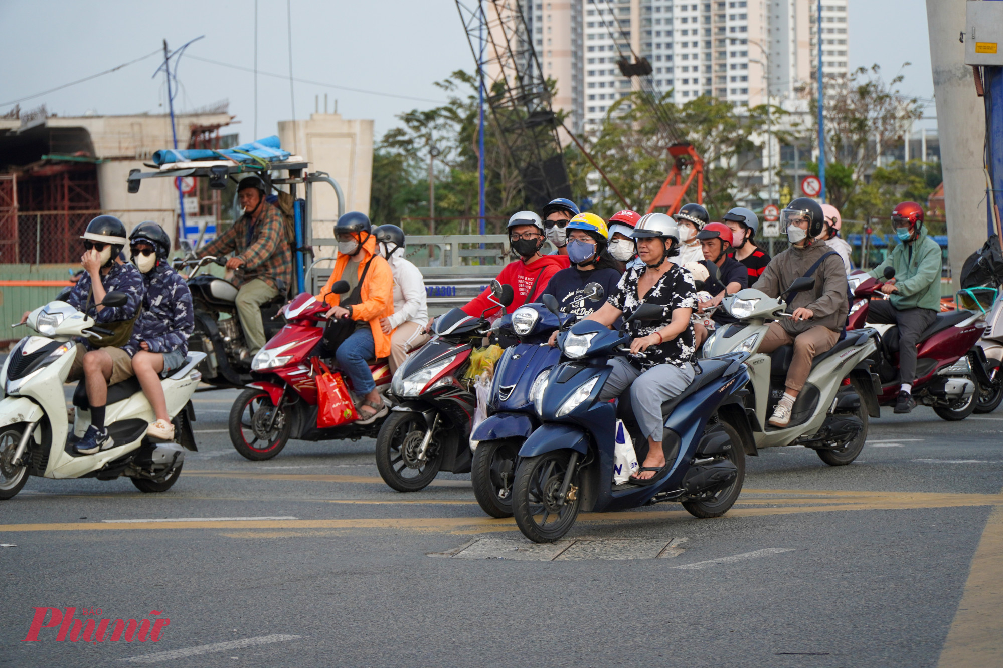 Tại khu vực nút giao An Phú, trục đường Mai Chí Thọ và đường dẫn vào cao tốc TPHCM - Long Thành Dầu Giây (phường An Khánh) phương tiện có lúc thưa thớt do khu vực này đã có cầu vượt và hầm chui góp phần giúp nút giao này không bị quá tải như mọi năm. 