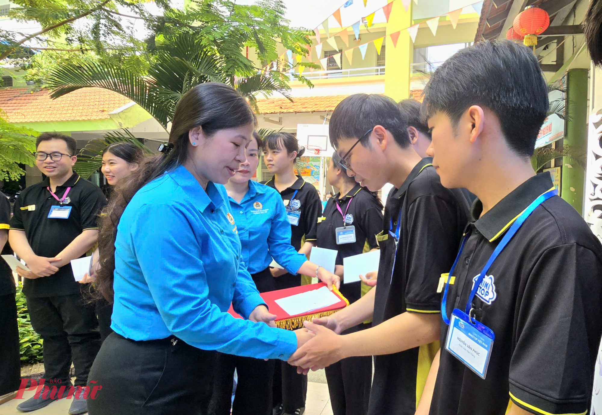 Bà Trương Võ Thùy Mỵ Chủ tịch Công đoàn phường Bàn Cờ tặng quà đến công nhân, người lao động   - tặng quà  chương trình “Cảm ơn người lao động”