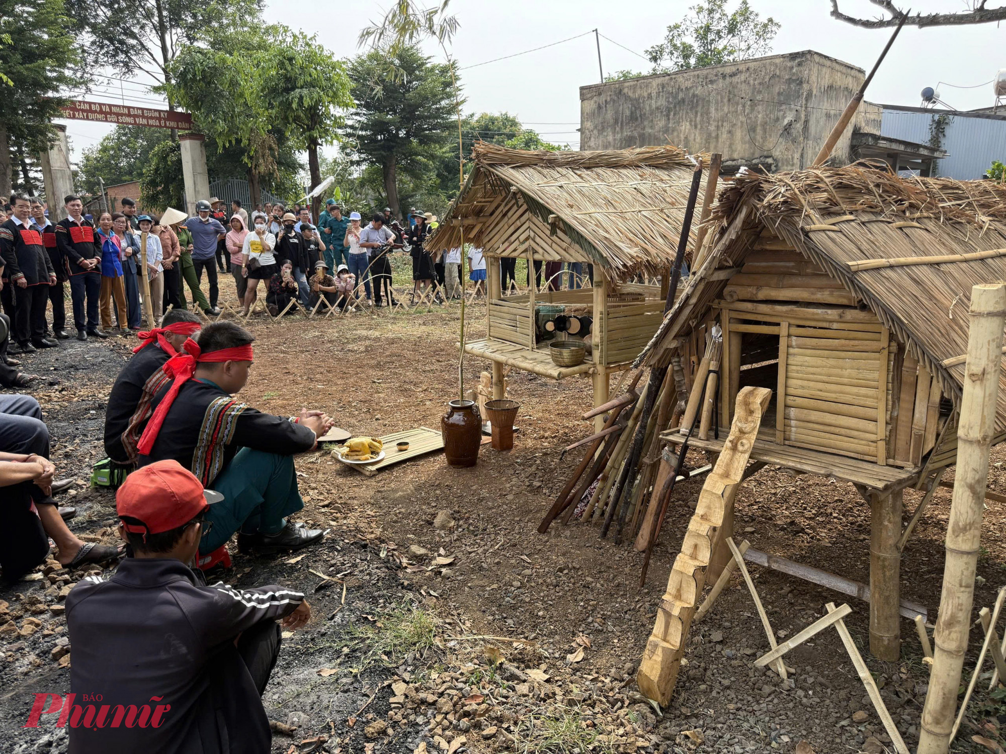 Nghi lễ cúng cầu mưa được thực hiện trang nghiêm 