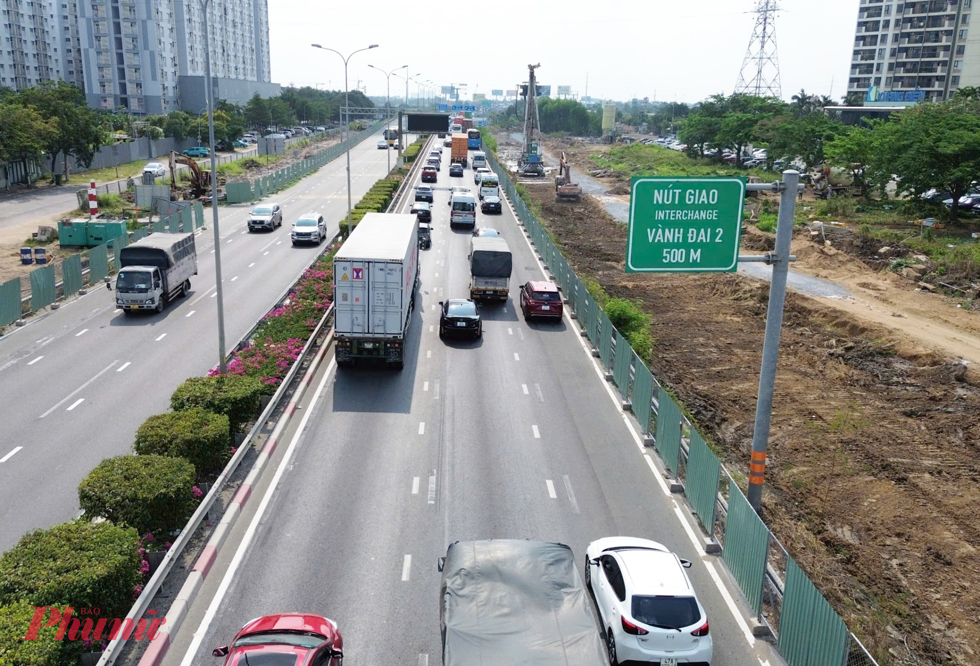 Nhiều người cũng bắt đầu rời trung tâm TPHCM đi Vũng Tàu và các tỉnh miền Trung để nghỉ lễ nên đường dẫn cao tốc TPHCM - Long Thành - Dầu Giây cũng bắt đầu đông xe, ùn ứ.