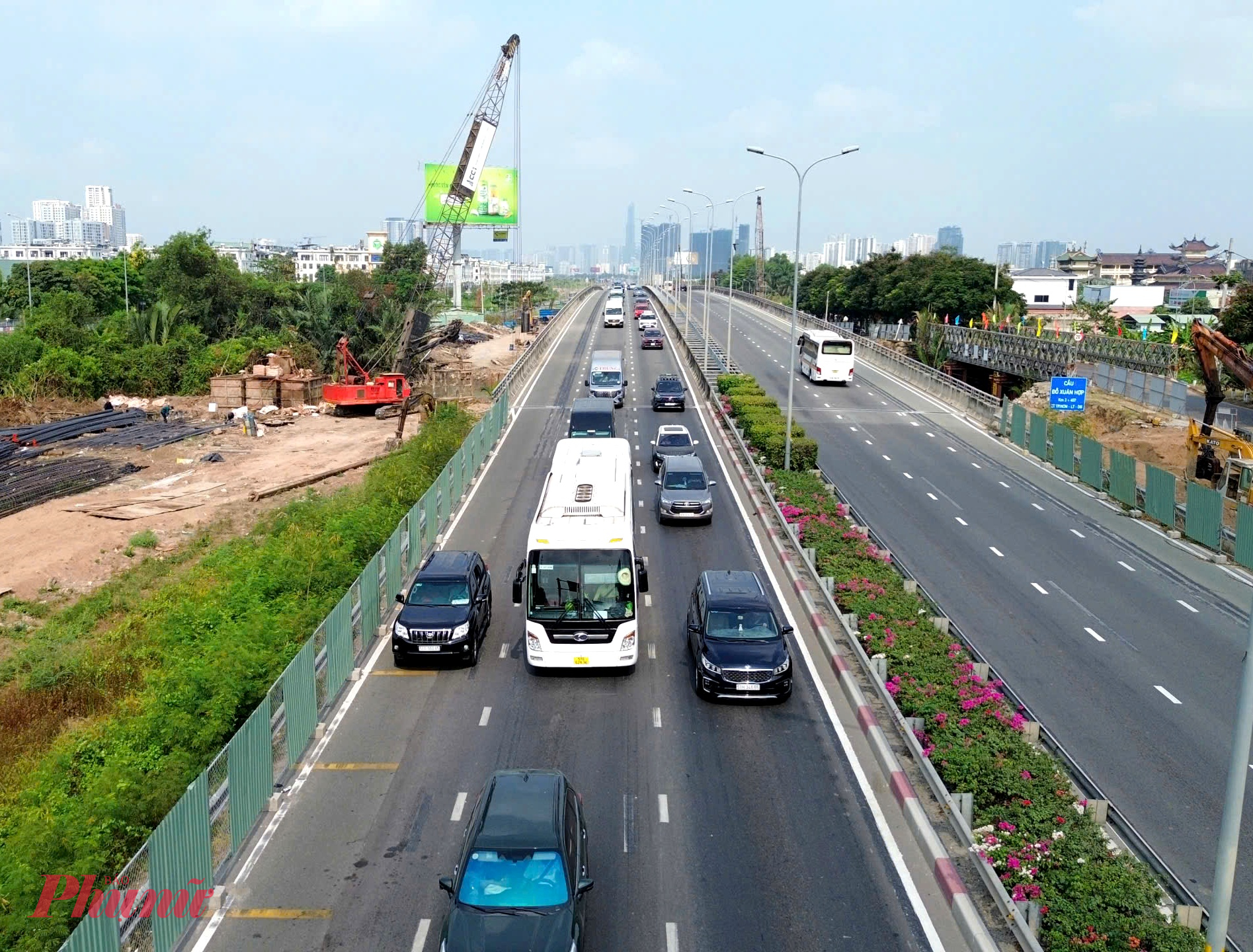 Một số đoạn trên đường dẫn cao tốc bị ùn ứ bị ùn ứ sáng 25/4.