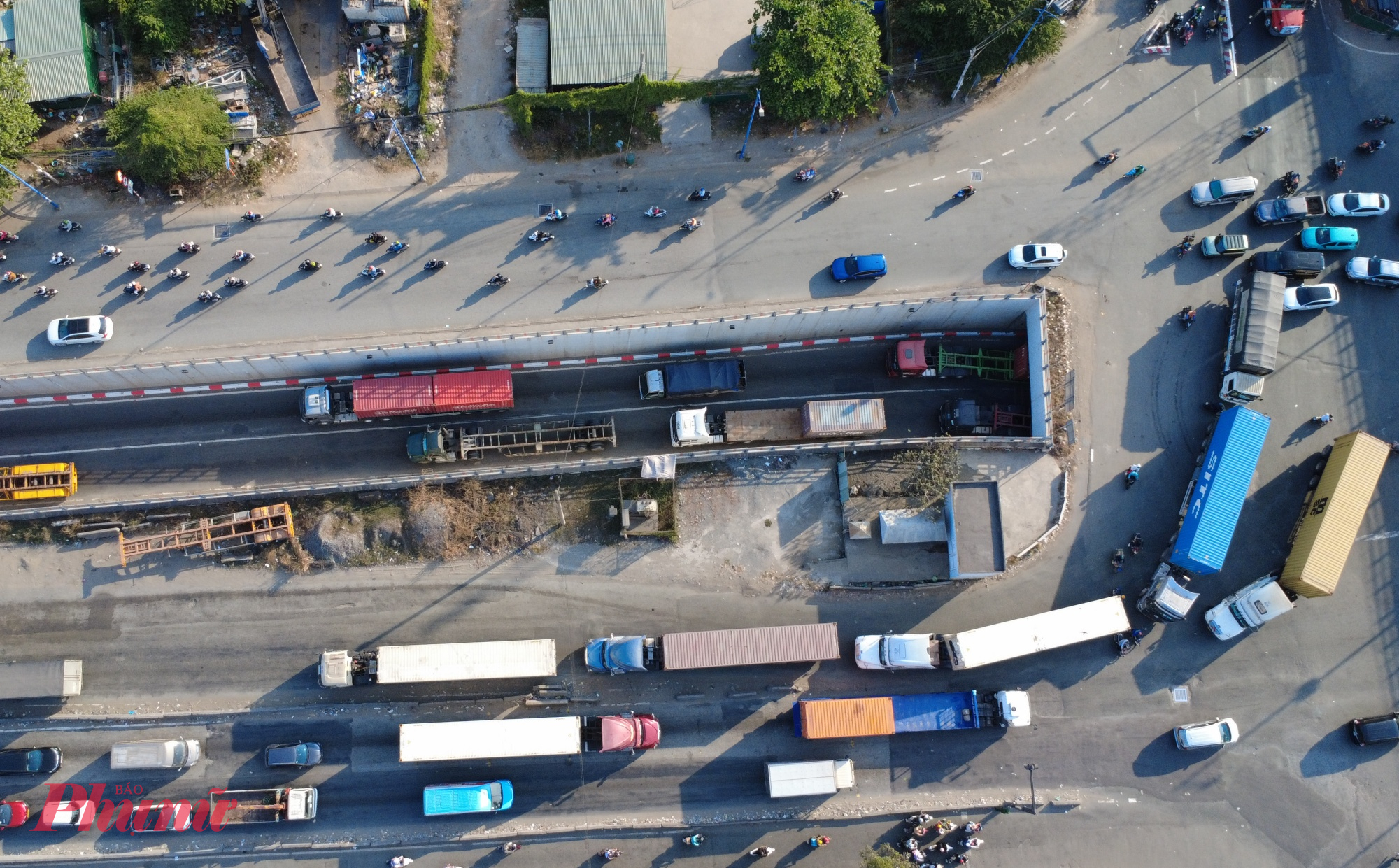 Hàng dài phương tiện xếp hàng nhích từng mét để chờ vào cảng, nhiều thời điểm gần như đứng yên.