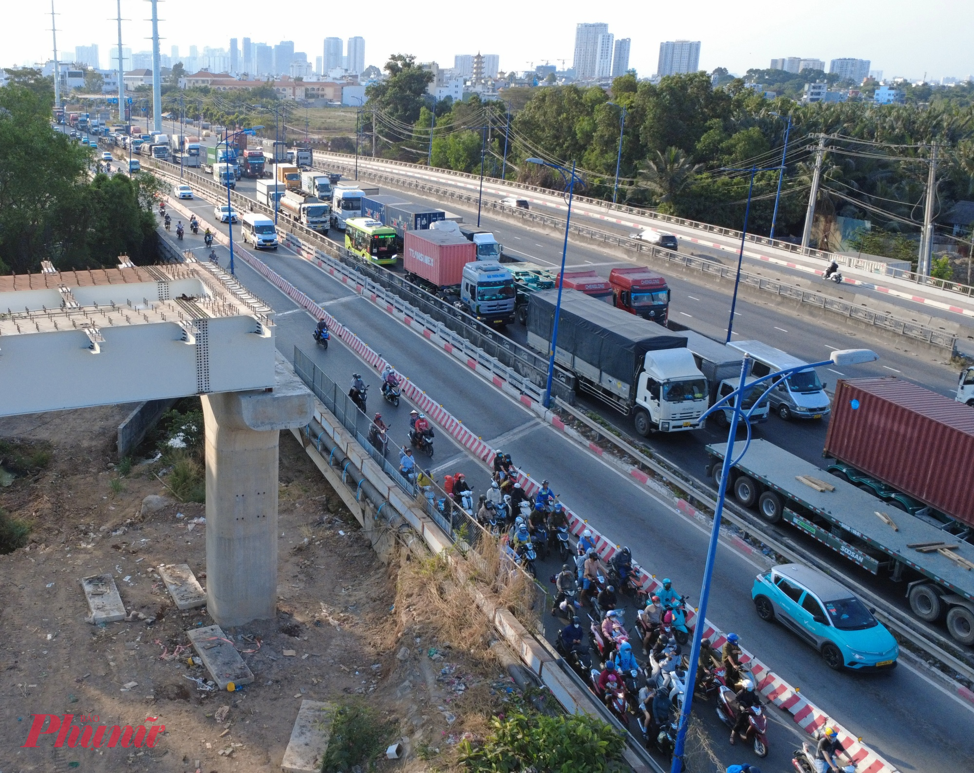 Nhiều doanh nghiệp đẩy nhanh tiến độ xuất - nhập hàng, tranh thủ giao nhận trước khi nghỉ, khiến lưu lượng xe container đổ dồn về khu vực này tăng cao trong thời gian ngắn. Dòng xe container xếp hàng dài trên đường Đồng Văn Cống, từ đoạn Mai Chí Thọ đến nút giao Mỹ Thủy.