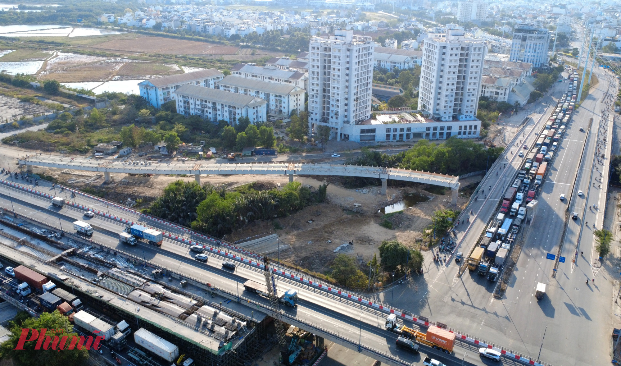 Tài xế container Võ Văn Thảo (35 tuổi) cho biết đã phải “chôn chân” tại khu vực này suốt nhiều giờ liền. “Tôi vào cảng từ chiều hôm qua, đến sáng nay lấy hàng nhưng gần trưa vẫn chưa thể ra khỏi nút giao Mỹ Thủy. Kẹt xe kéo dài từ chiều hôm qua đến giờ vẫn chưa giảm. Trước lễ hàng hóa nhiều, tôi lo không kịp chở hàng về kho đúng hẹn”, anh Thảo chia sẻ.