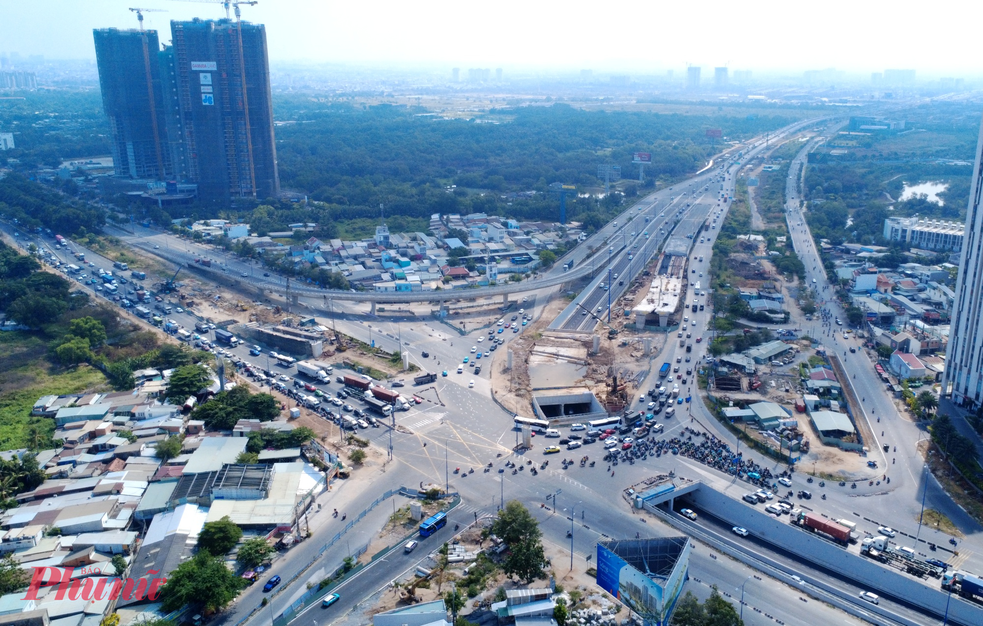 Không chỉ gây áp lực cho tài xế và doanh nghiệp vận tải, tình trạng ùn tắc còn ảnh hưởng lớn đến giao thông khu vực phía Đông TPHCM, khi các tuyến đường chính đều bị “tê liệt cục bộ” trong nhiều khung giờ. Nhiều xe cá nhân buộc phải len lỏi qua các tuyến đường nhỏ hoặc quay đầu tìm hướng đi khác.