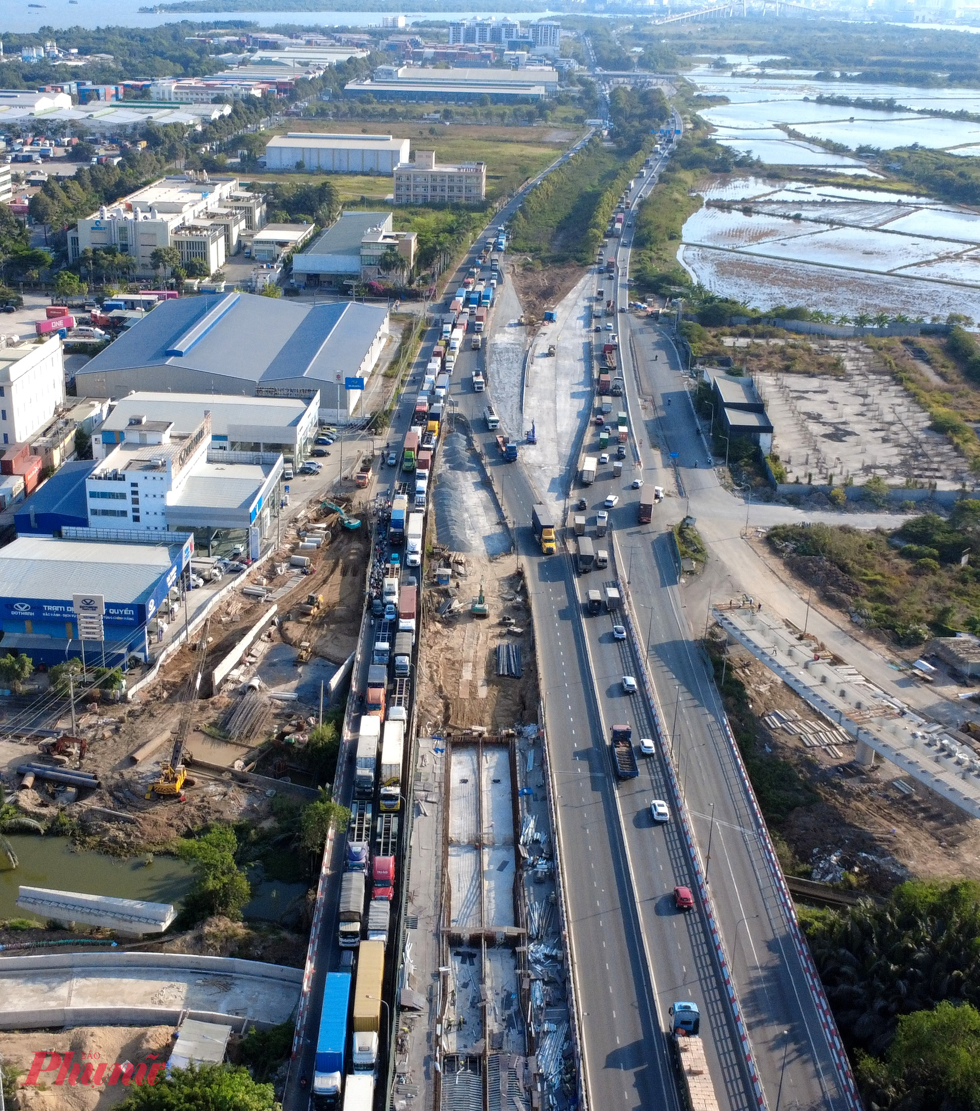 Theo ghi nhận, nguyên nhân chính của tình trạng ùn tắc là do lượng hàng hóa dồn về cảng tăng đột biến trước kỳ nghỉ lễ dài ngày. Ảnh chụp kẹt xe trên đường Võ Chí Công hướng từ cầu Phú Mỹ đi cảng Cát Lái.