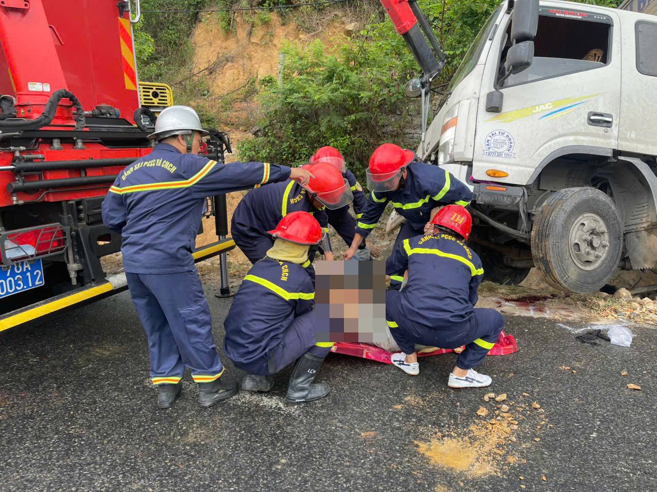 Lực lượng chức năng khẩn trương đưa các nạn nhân ra khỏi hiện trường vụ tai nạn - ảnh: T.T. 