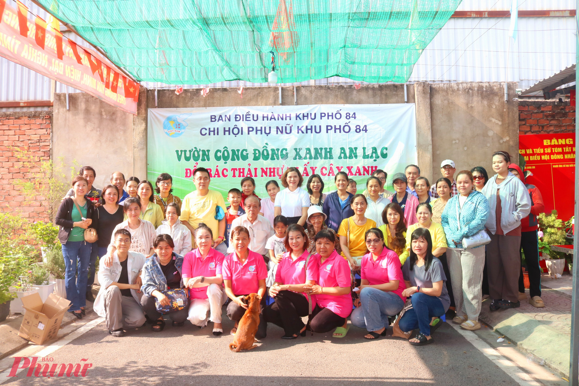 Những con người xa lạ gặp nhau bởi tình yêu dành cho cây xanh, họ cùng tề tựu về vườn “Cộng đồng xanh An Lạc” trong niềm vui của sự sẻ chia - Ảnh: Thảo Nguyên