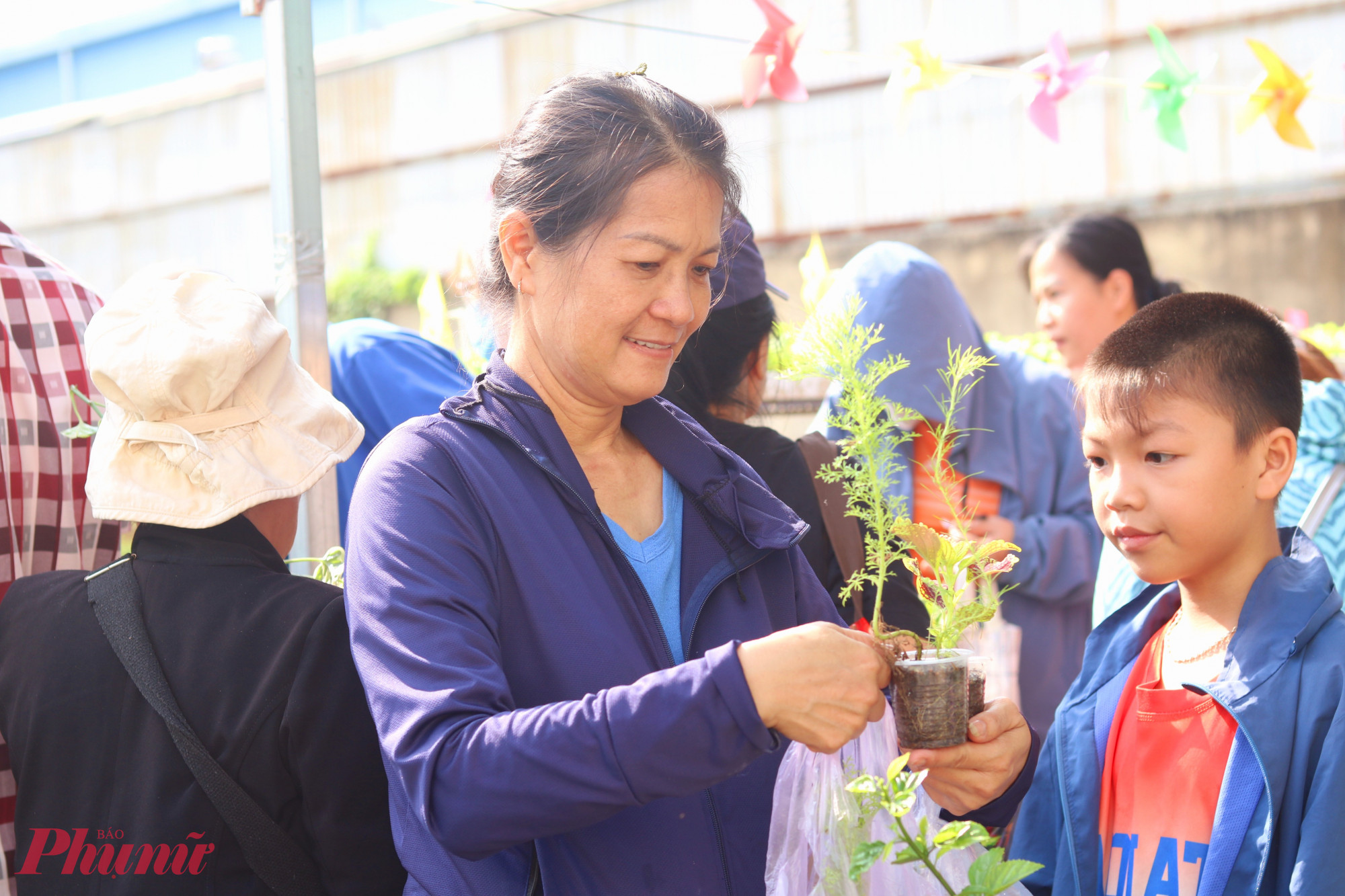 Mỗi người tới vườn đều thể hiện niềm vui và sự trân trọng khi chạm vào cây - Ảnh: Thảo Nguyên