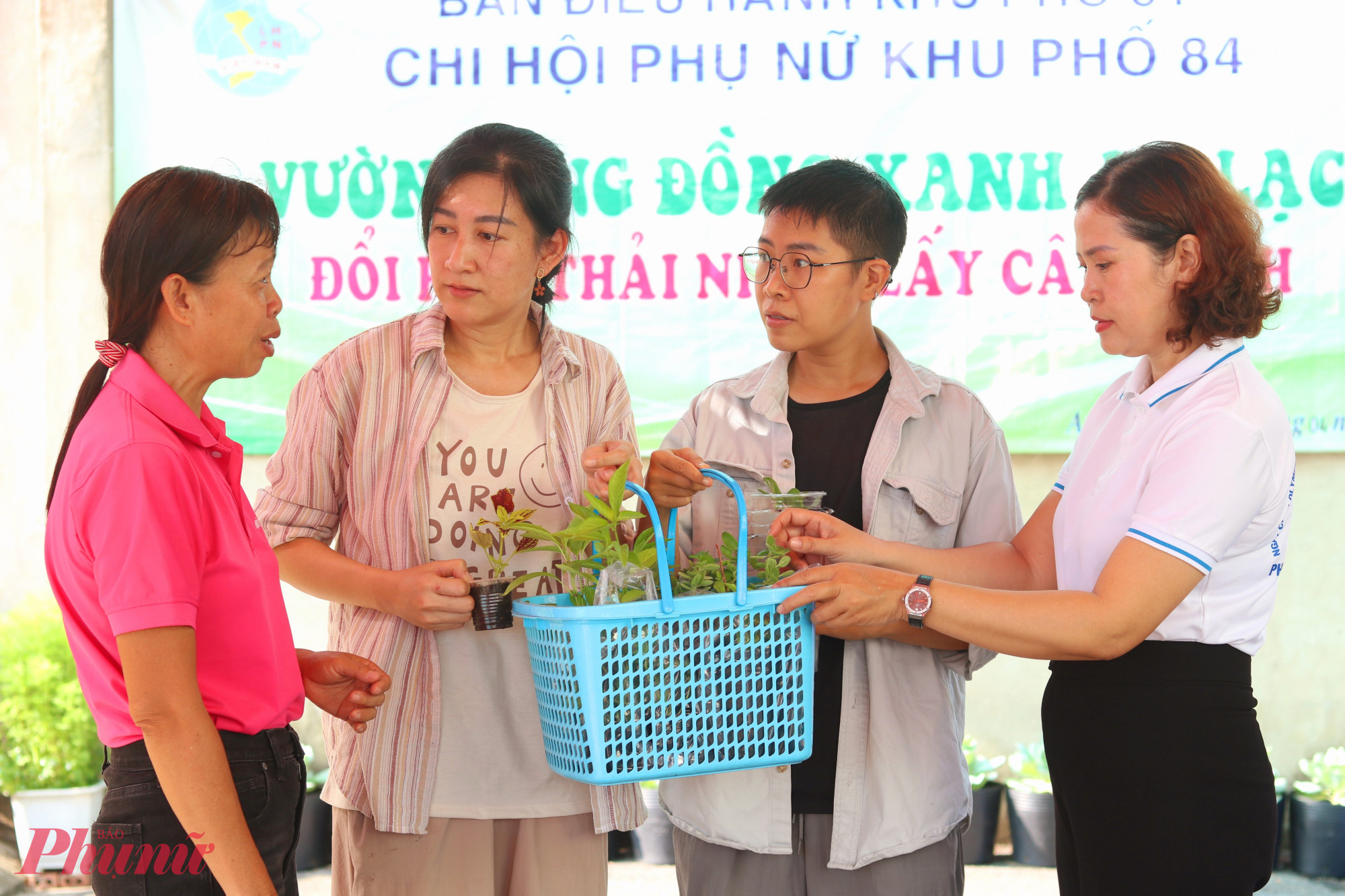 Bà Nguyễn Thị Cẩm – Phó chủ tịch Ủy ban MTTQ Việt Nam phường An Lạc, Chủ tịch Hội LHPN phường (bìa phải) và chị Trần Thị Hoài Biên – Chi hội trưởng Chi hội Phụ nữ khu phố 84 (bìa trái) – trao đổi với vợ chồng chị Nguyễn Giai Du về các loại cây con và cách chăm sóc cây tại nhà - Ảnh: Thảo Nguyên 