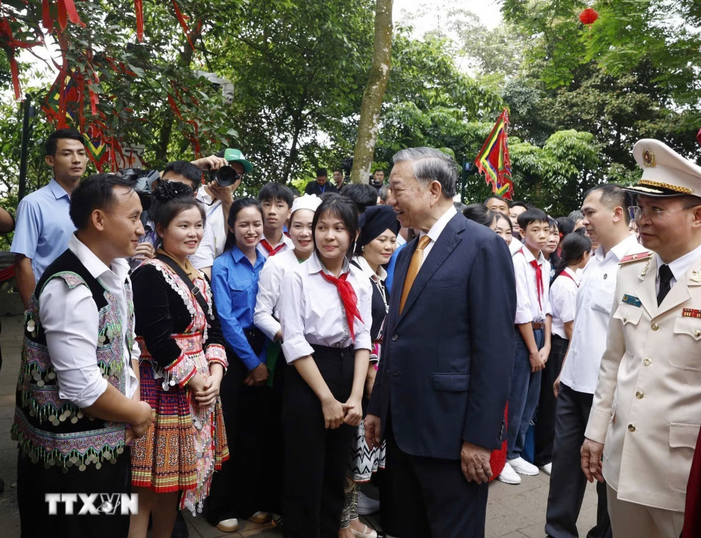 Tổng Bí thư, Chủ tịch nước Tô Lâm với các tầng lớp nhân dân tại Khu di tích lịch sử Quốc gia Đặc biệt Đền Hùng. (Ảnh: Thống Nhất/TTXVN)