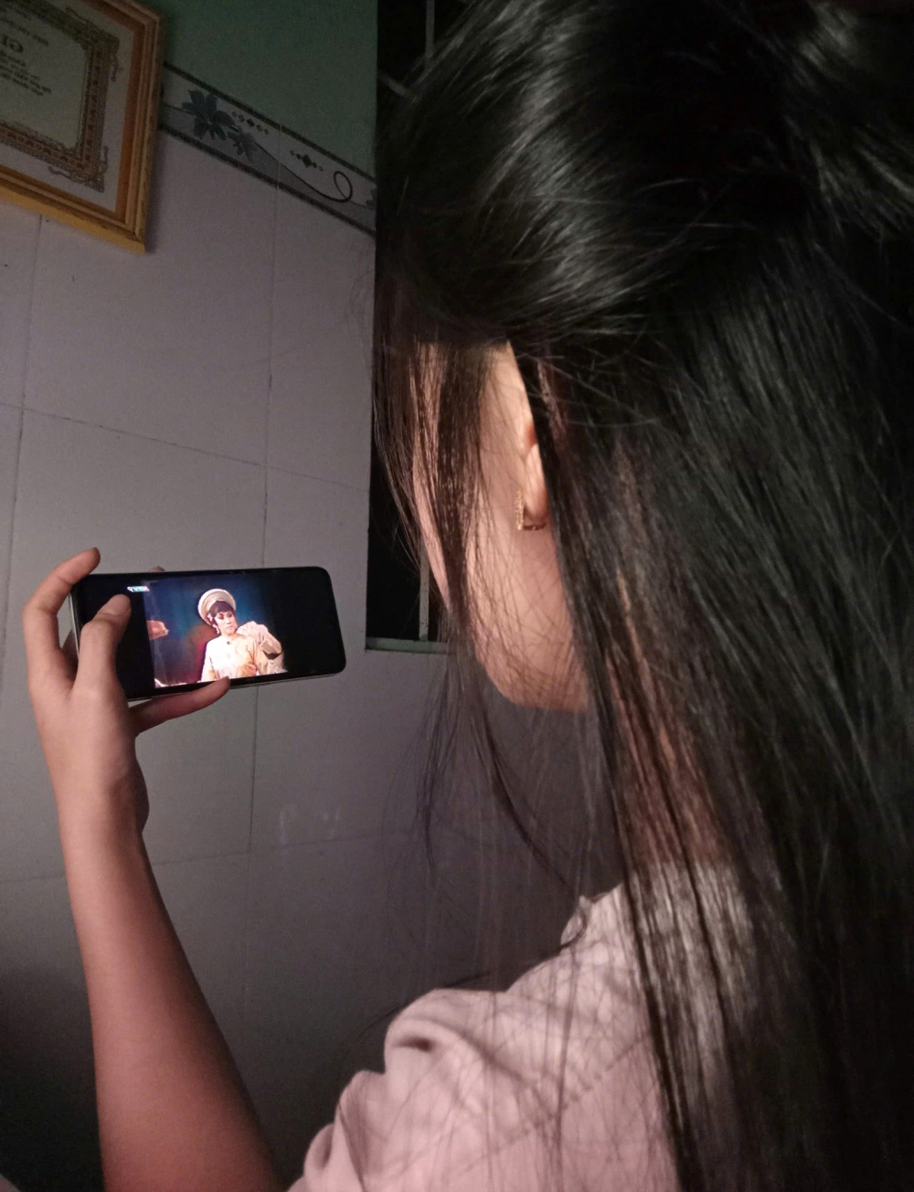 Nhiều khán giả xem vở qua thiết bị thông minh - Nguồn HTV