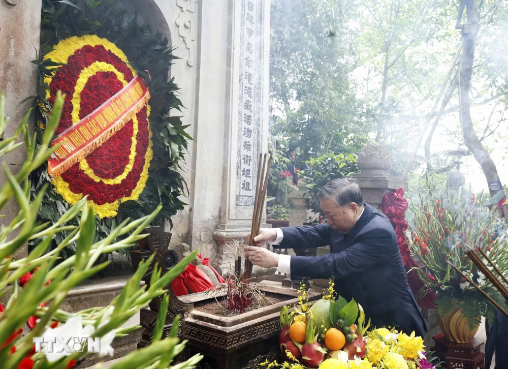 Tổng bí thư, Chủ tịch nước Tô Lâm dâng hương, dâng hoa tưởng niệm tại Lăng Vua Hùng - Ảnh: Thống Nhất/TTXVN