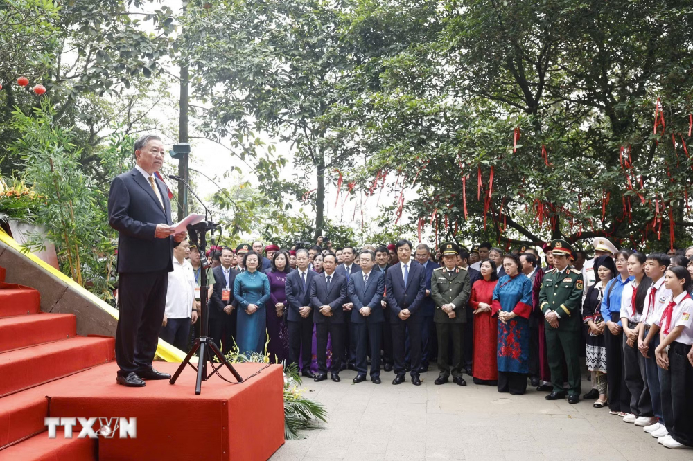 Tổng Bí thư, Chủ tịch nước Tô Lâm nói chuyện với các tầng lớp nhân dân tại Khu di tích lịch sử Quốc gia Đặc biệt Đền Hùng. (Ảnh: Thống Nhất/TTXVN)