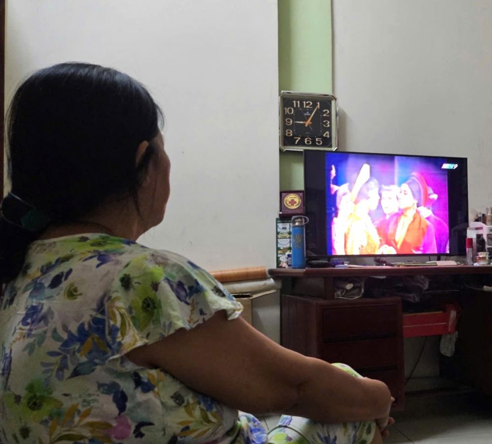 Trong đêm 25/4, ghi nhận nhiều hình ảnh khán giả ngồi trước tivi để xem bản phục chế màu vở cải lương kinh điển Tiếng trống Mê Linh - Nguồn: HTV