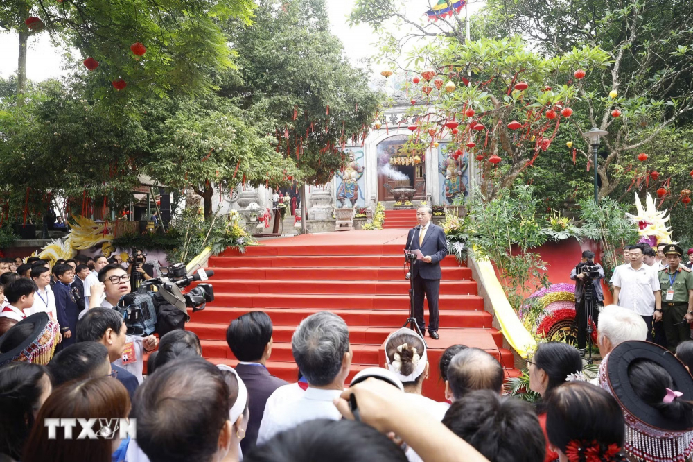 Tổng Bí thư, Chủ tịch nước Tô Lâm nói chuyện với các tầng lớp nhân dân tại Khu di tích lịch sử Quốc gia Đặc biệt Đền Hùng. (Ảnh: Thống Nhất/TTXVN)