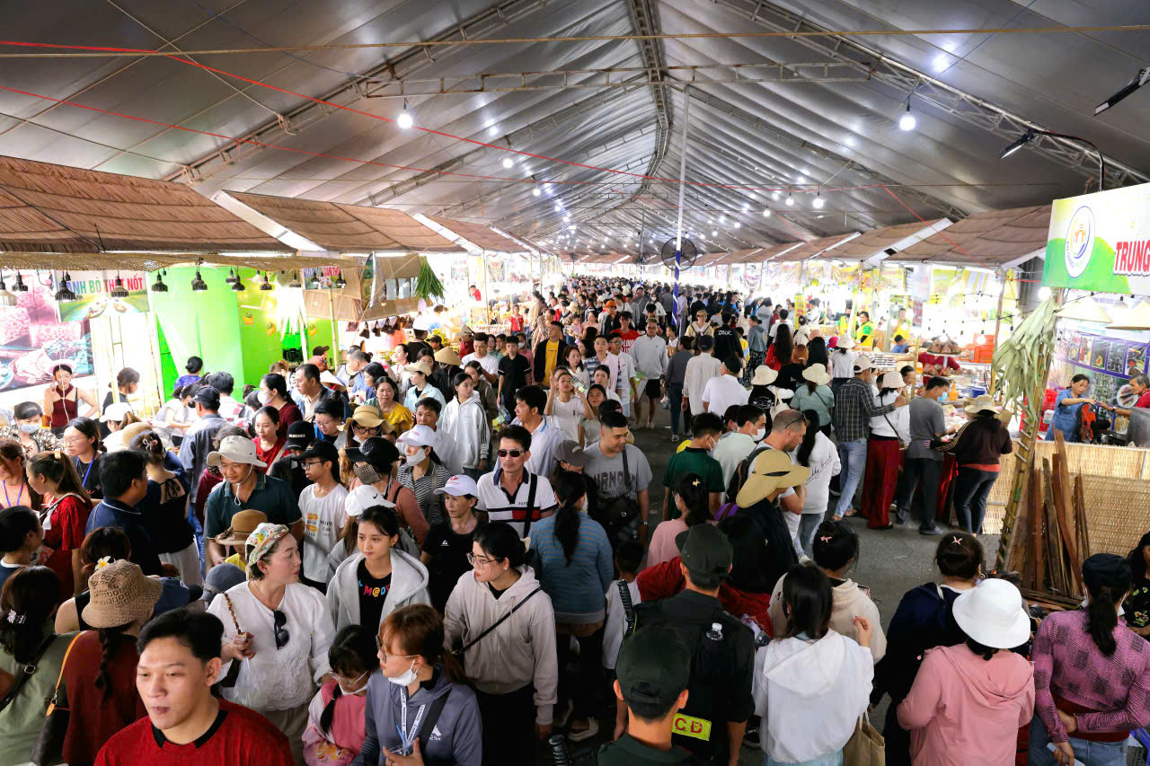 Hàng ngàn người dân và du khách tới tham quan, trải nghiệm tại lễ hội - Ảnh: CTV