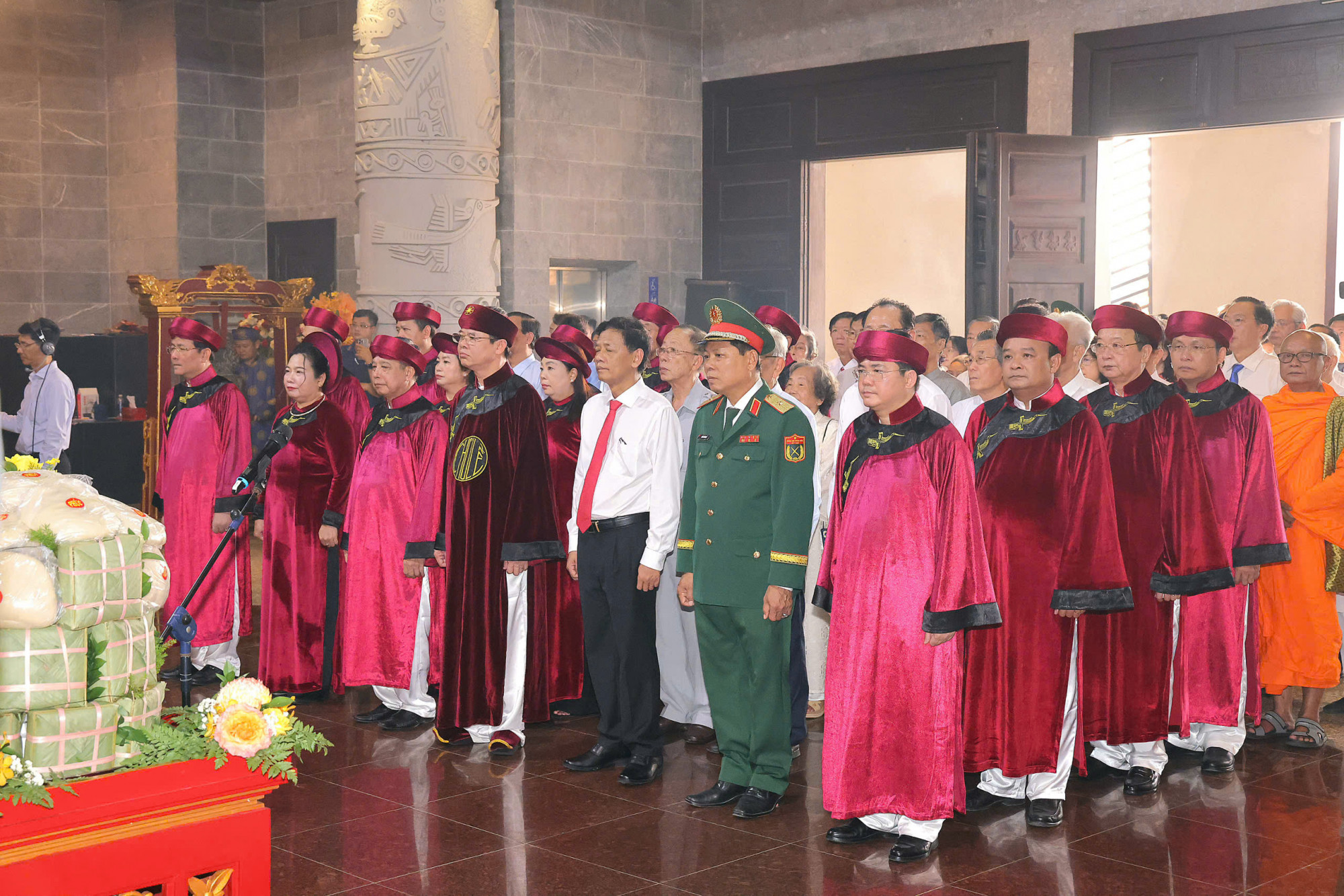 Ông Trương Cảnh Tuyên - Chủ tịch UBND TP Cần Thơ và các đại biểu dâng hương tại Đền thờ Vua Hùng