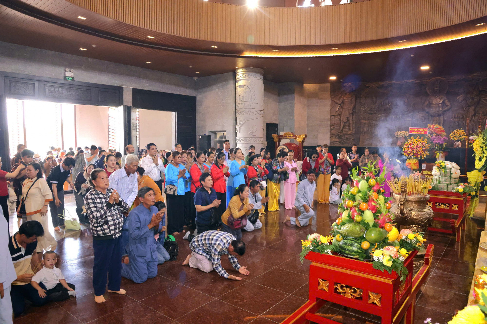 Có rất đông đảo cán bộ, người dân và du khách đến viếng Đền thờ Vua Hùng tại TP Cần Thơ vào ngày 26/4