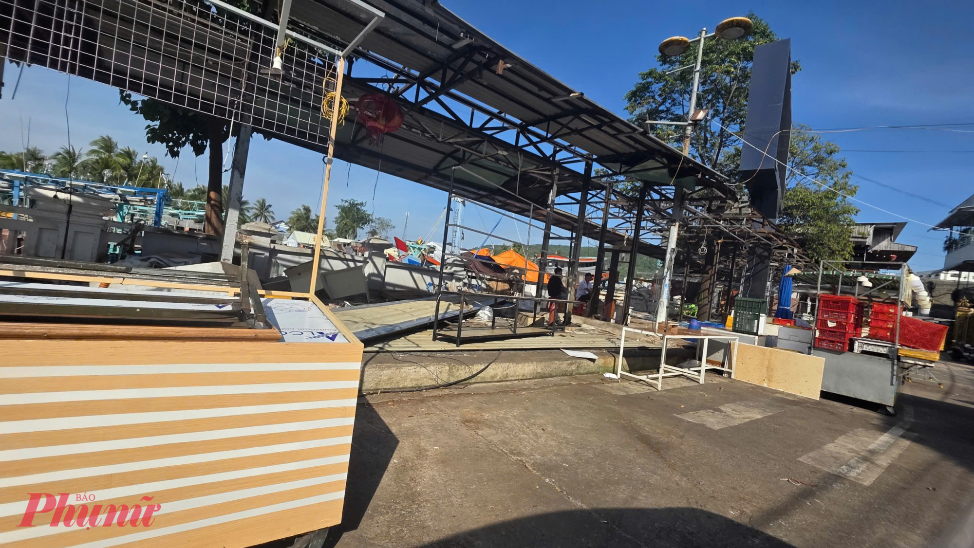 Chủ đầu tư Chợ đêm Phú Quốc đang tháo dỡ chợ - Ảnh Phú Hữu