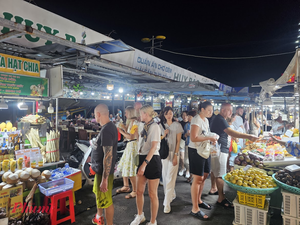 Khách tham quan chợ đêm Phú Quốc - Ảnh Phú Hữu
