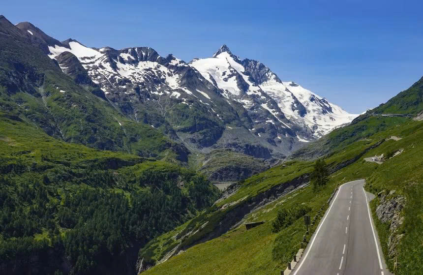  đỉnh núi Grossglockner ở Áo, nơi  một người đi bộ đường dài đã bỏ bạn gái lại một mình và cô đã chết cóng - Ảnh: DPA)