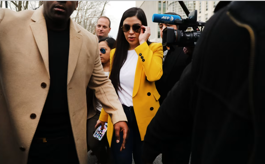 Emma Coronel Aispuro rời tòa án ở New York vào năm 2019 trong phiên tòa xét xử chồng cô, Joaquin 'El Chapo' Guzman, người lãnh đạo Sinaloa Cartel. Hai năm sau, cô bị kết án ba năm tù giam và bốn năm trả tự do có giám sát về tội rửa tiền và buôn bán ma túy. Hình ảnh Spencer Platt / Getty