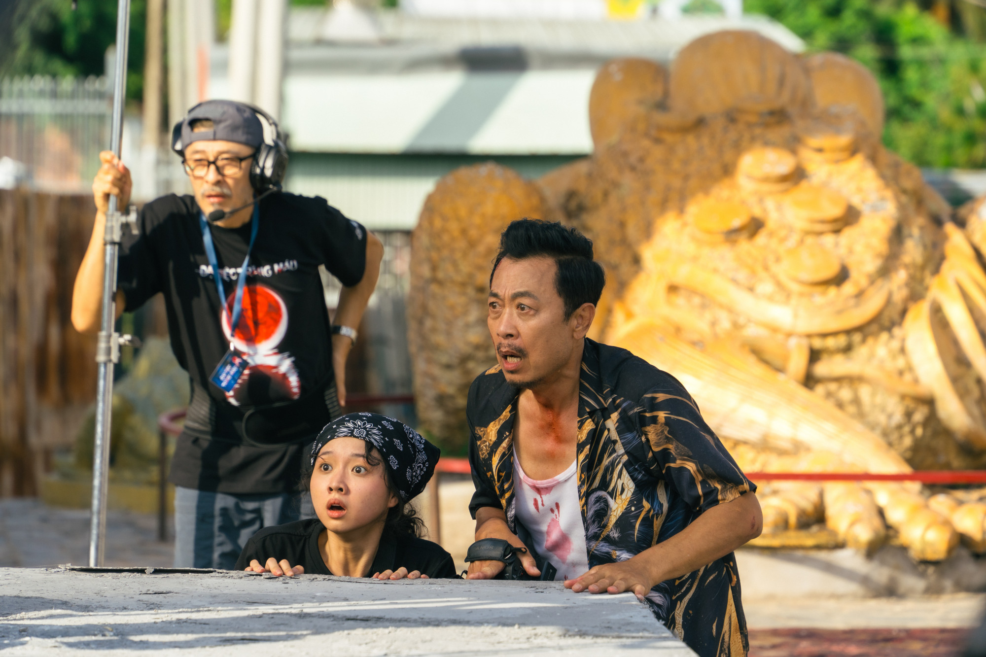 Nhà sản xuất Charlie Nguyễn tham gia với vai diễn là nhà quay phim tính khí khó ưa, xem thường người trẻ trên phim. Thời điểm này nhân vật của anh bị đau lưng và ngoài đời, anh cũng đang đau lưng thật.