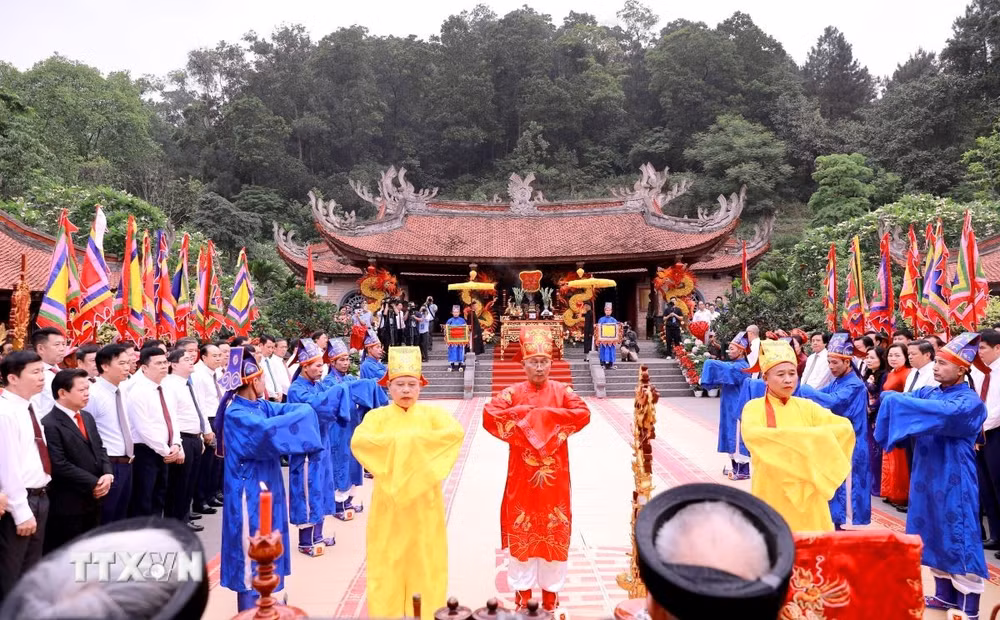 Đội tế xã Hy Cương thực hiện nghi thức tế truyền thống tại Đền thờ Quốc Tổ Lạc Long Quân. (Ảnh: Hoàng Hùng/TTXVN)