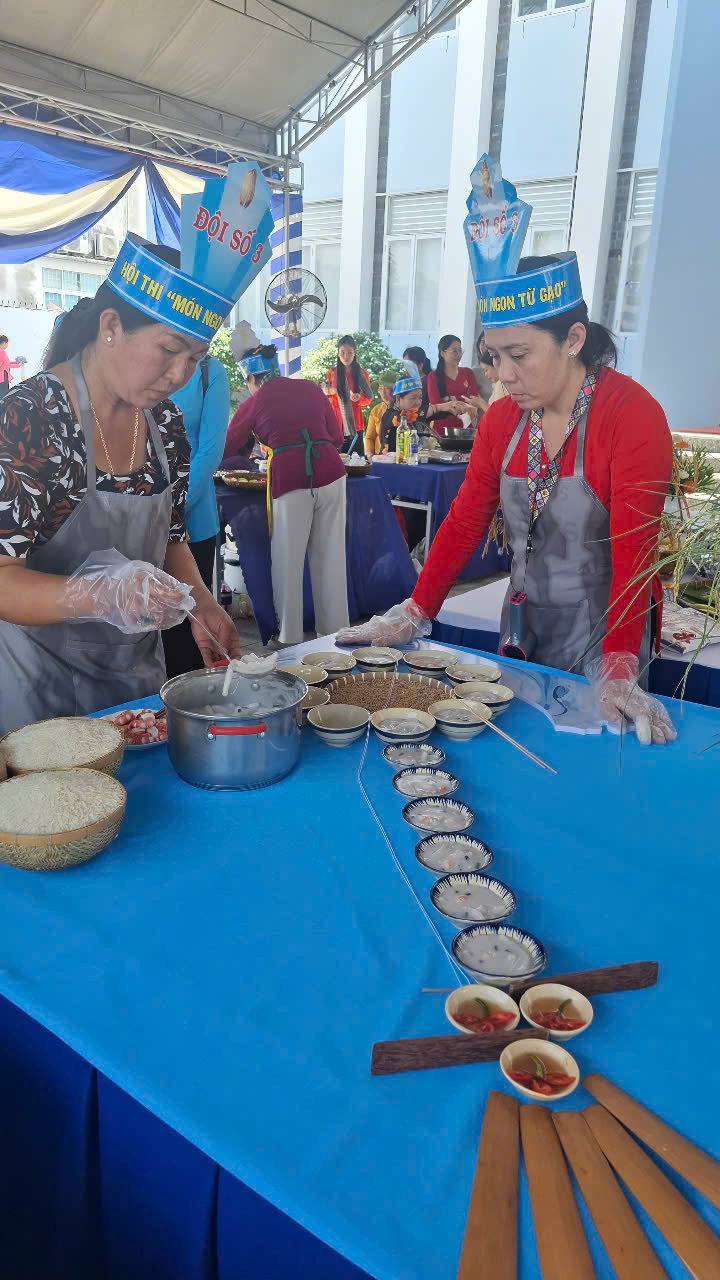 Chị em chế biến món bánh canh truyền thống từ hạt gạo... Ảnh: CTV