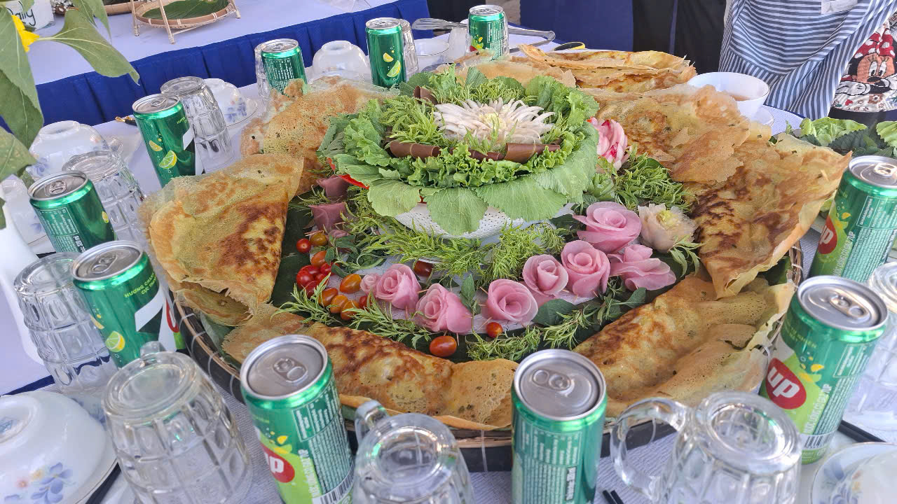 Bánh xèo chế biến từ hạt gạo - đây là món ngon yêu thích của đông đảo người dân miền Tây. Ảnh: CTV