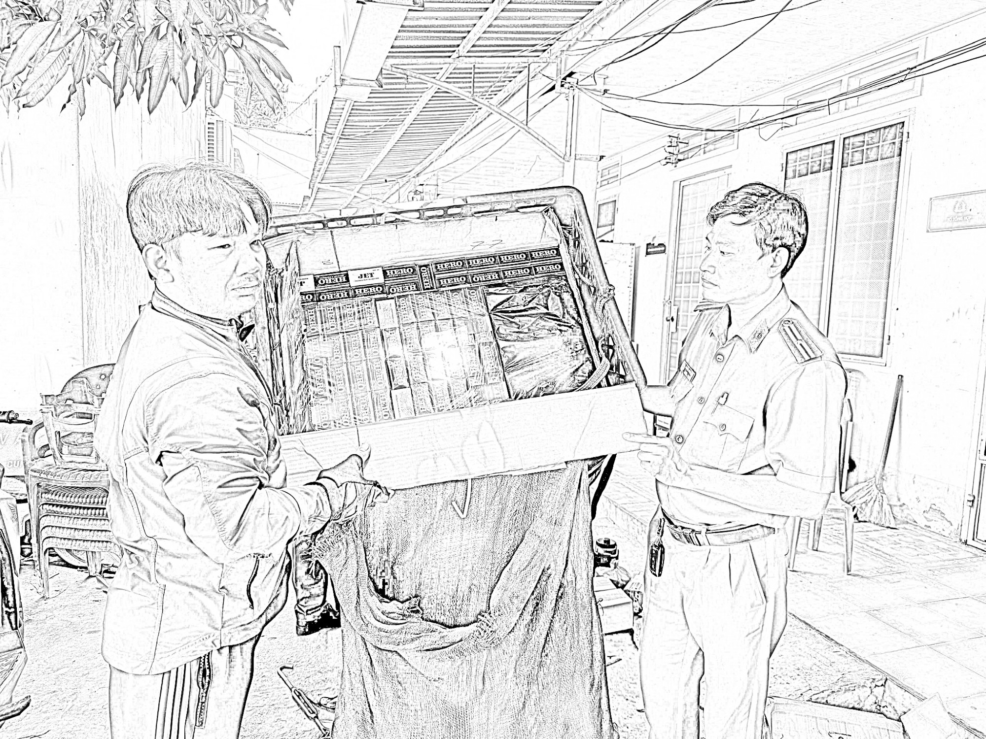 Công an bắt giữ Đặng Trường Giang giả làm shipper vận chuyển 1.470 bao thuốc lá nhập lậu - Ảnh CACC