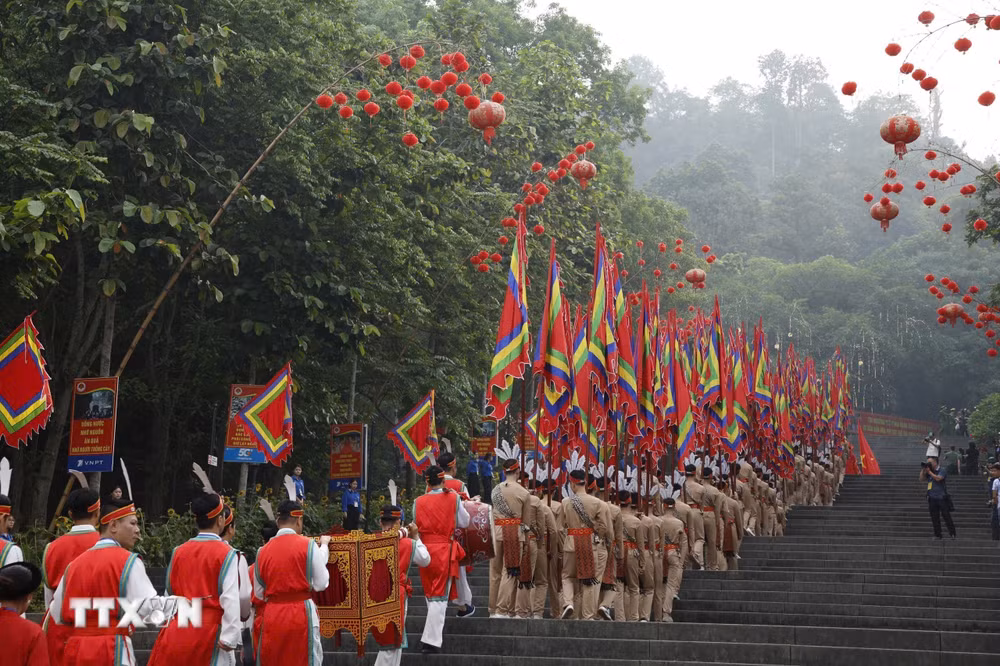 Đoàn nghi lễ rước kiệu tiến lên núi Nghĩa Lĩnh, nơi thờ tự các Vua Hùng. (Ảnh: Thống Nhất/TTXVN)