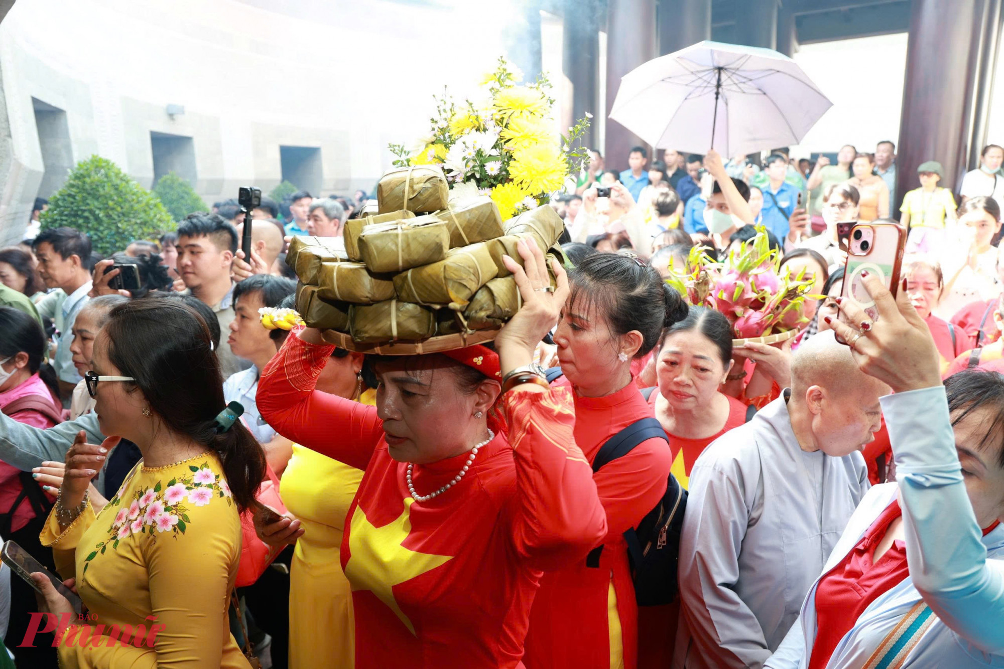 Hàng nghìn người dân ở TPHCM và các tỉnh lân cận về Công viên lịch sử - văn hóa dân tộc thắp hương tưởng nhớ các Vua Hùng - Ảnh: Thanh Tâ,