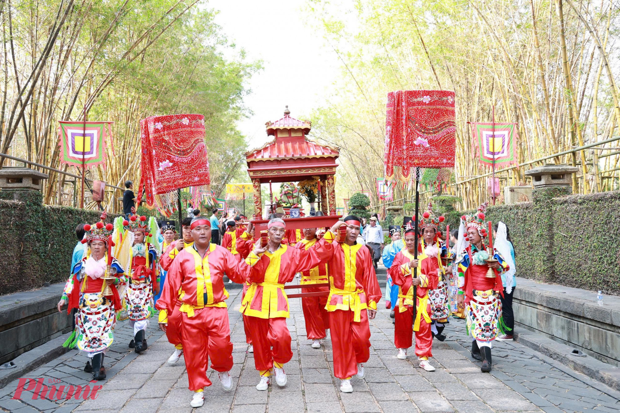 Đoàn diễu hành rước lễ tạo nên không gian văn hóa giàu bản sắc tại khu tưởng niệm - Ảnh: Thanh Tâm